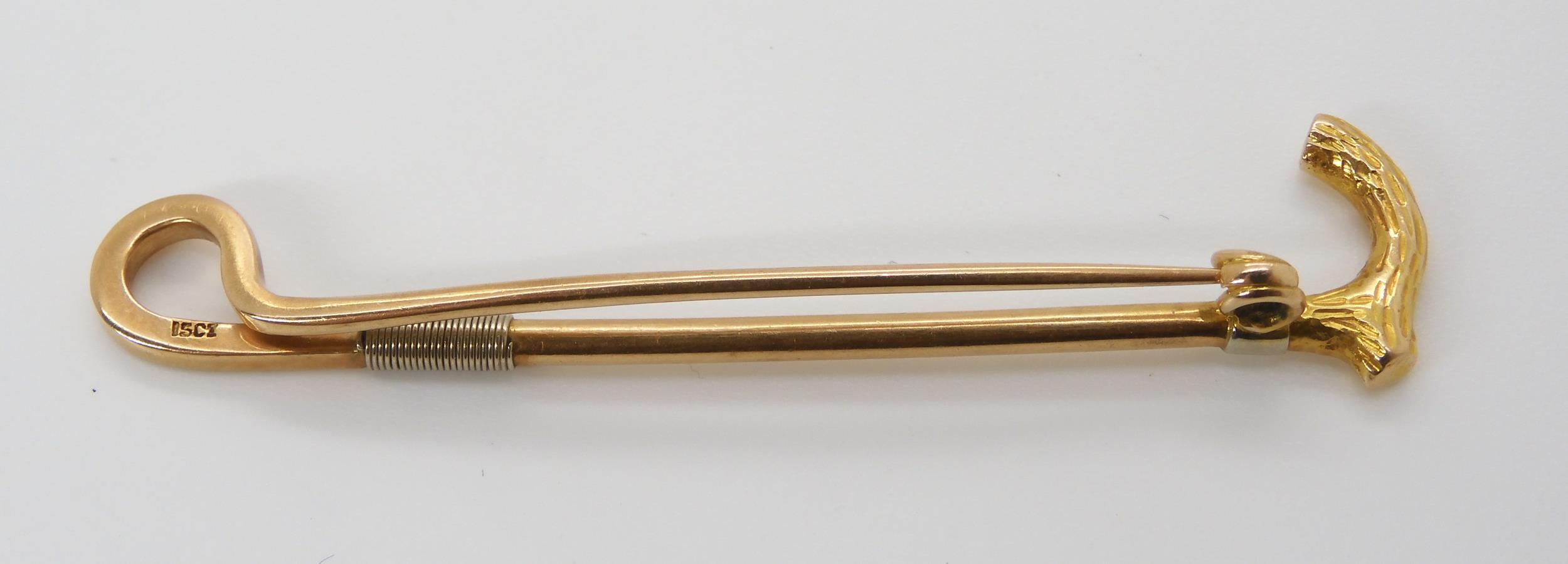 A 15ct gold walking stick shaped brooch, length 6.6cm, weight 6.1gms Condition Report:Available upon - Bild 2 aus 2