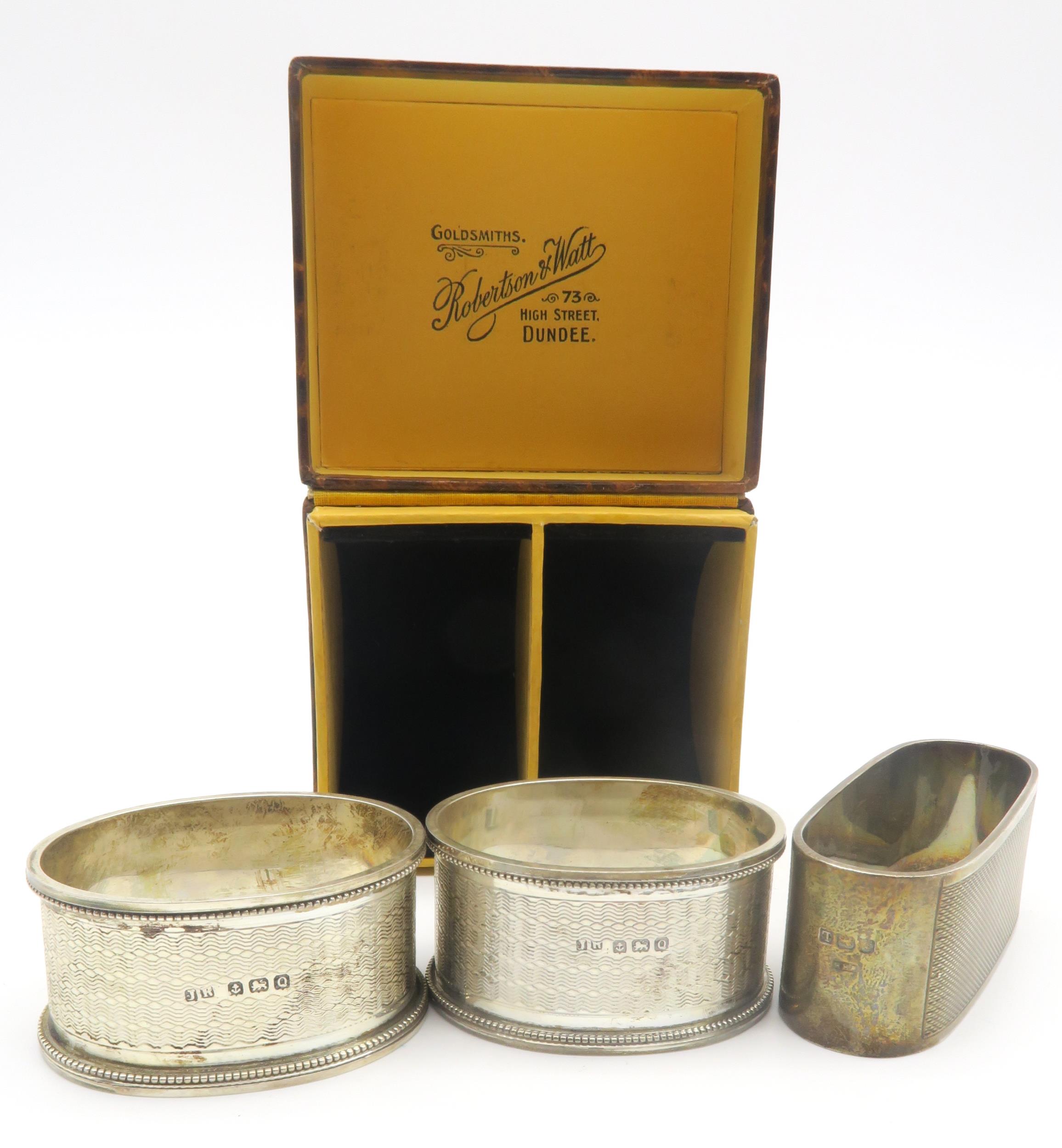A collection of silver three silver napkin rings, Birmingham 1935 & 40, a continental white metal - Bild 5 aus 5