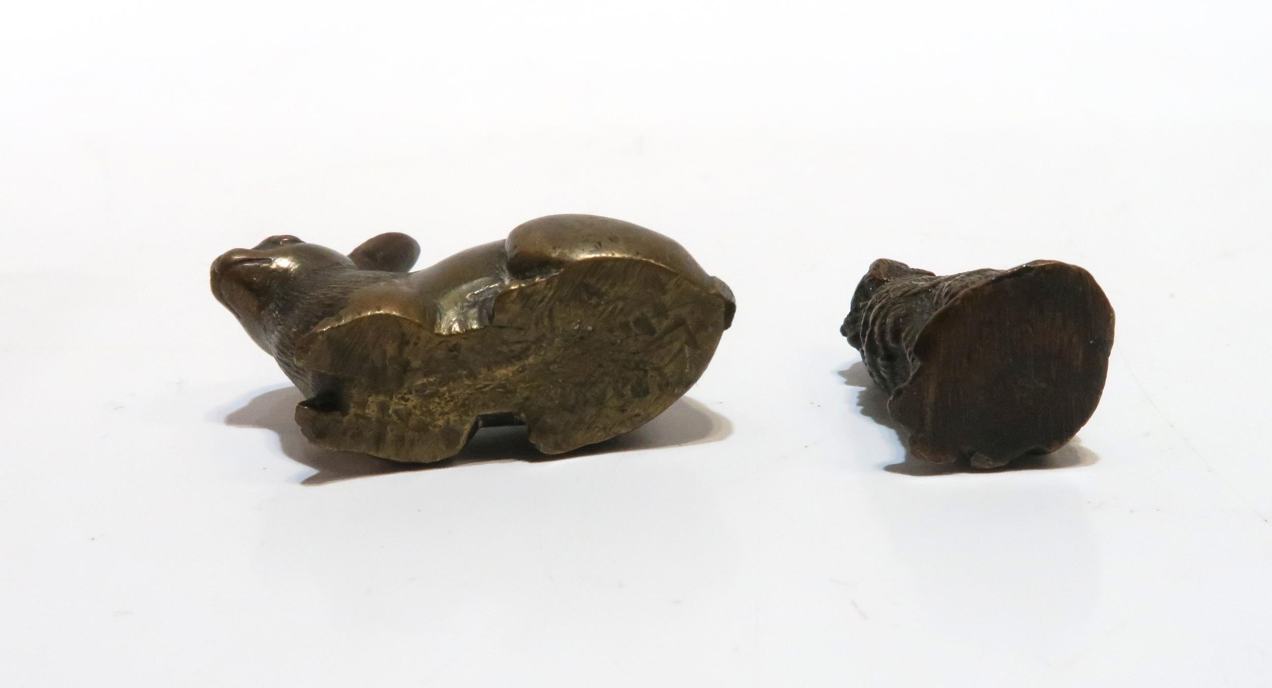 A miniature bronze model of a seated cat, and another of a seated rabbit (2) Condition Report: - Bild 2 aus 2
