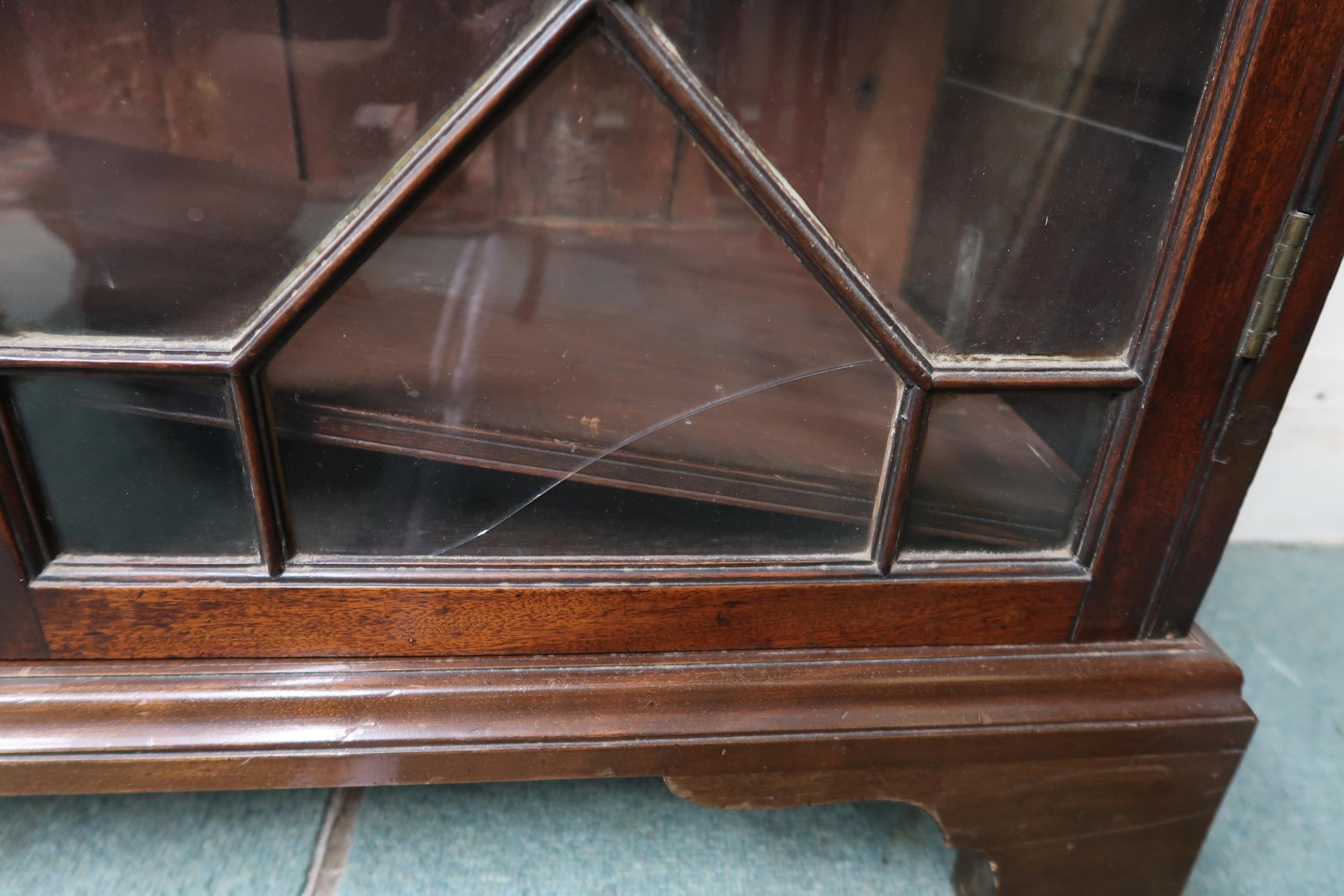 An early 20th century mahogany two door astragal glazed bookcase, 169cm high x 96cm wide x 40cm deep - Bild 3 aus 3