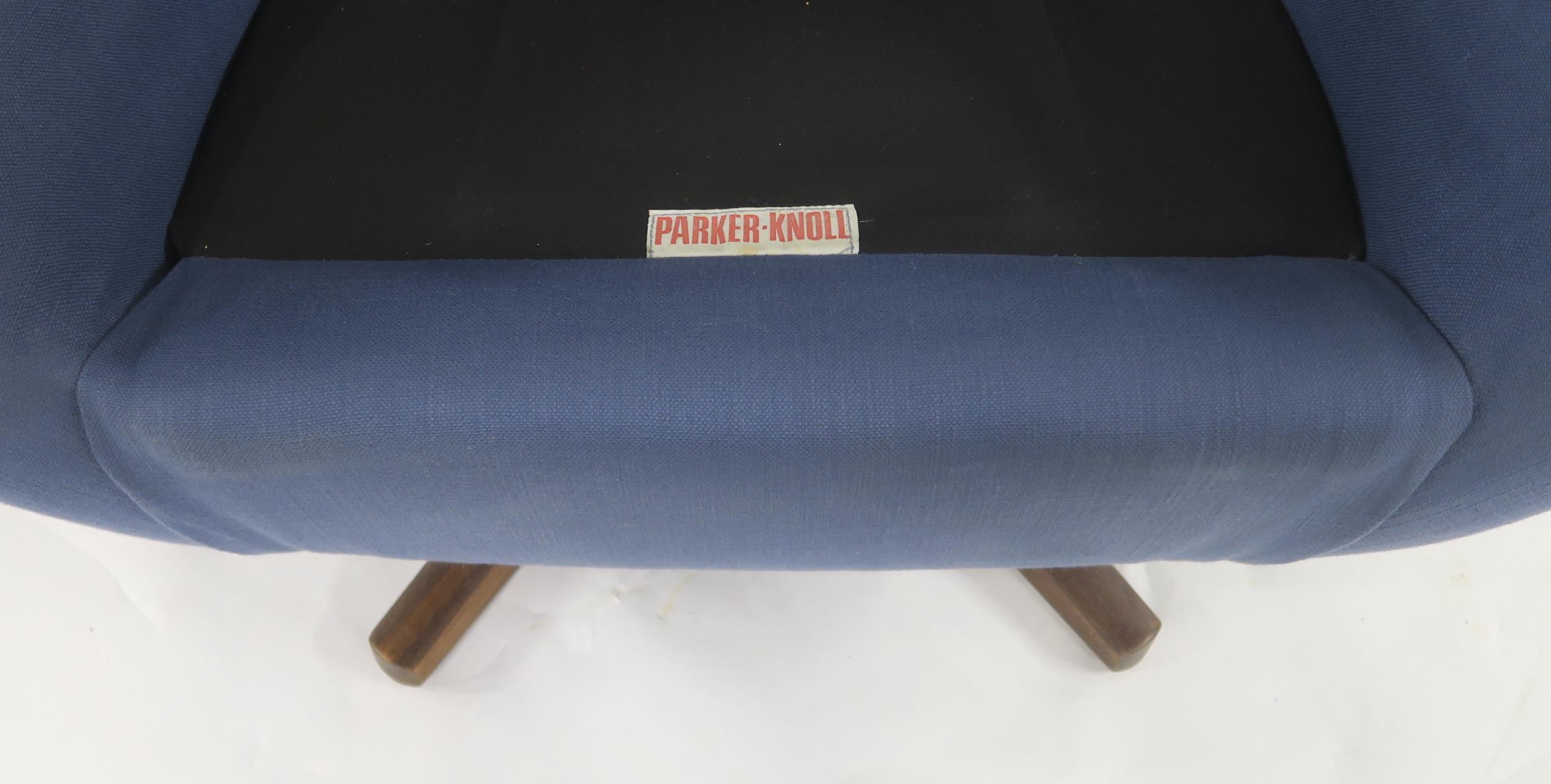 A MID 20TH CENTURY PARKER KNOLL "STATESMAN" SWIVEL ARMCHAIR with blue buttoned upholstery on stained - Image 6 of 8