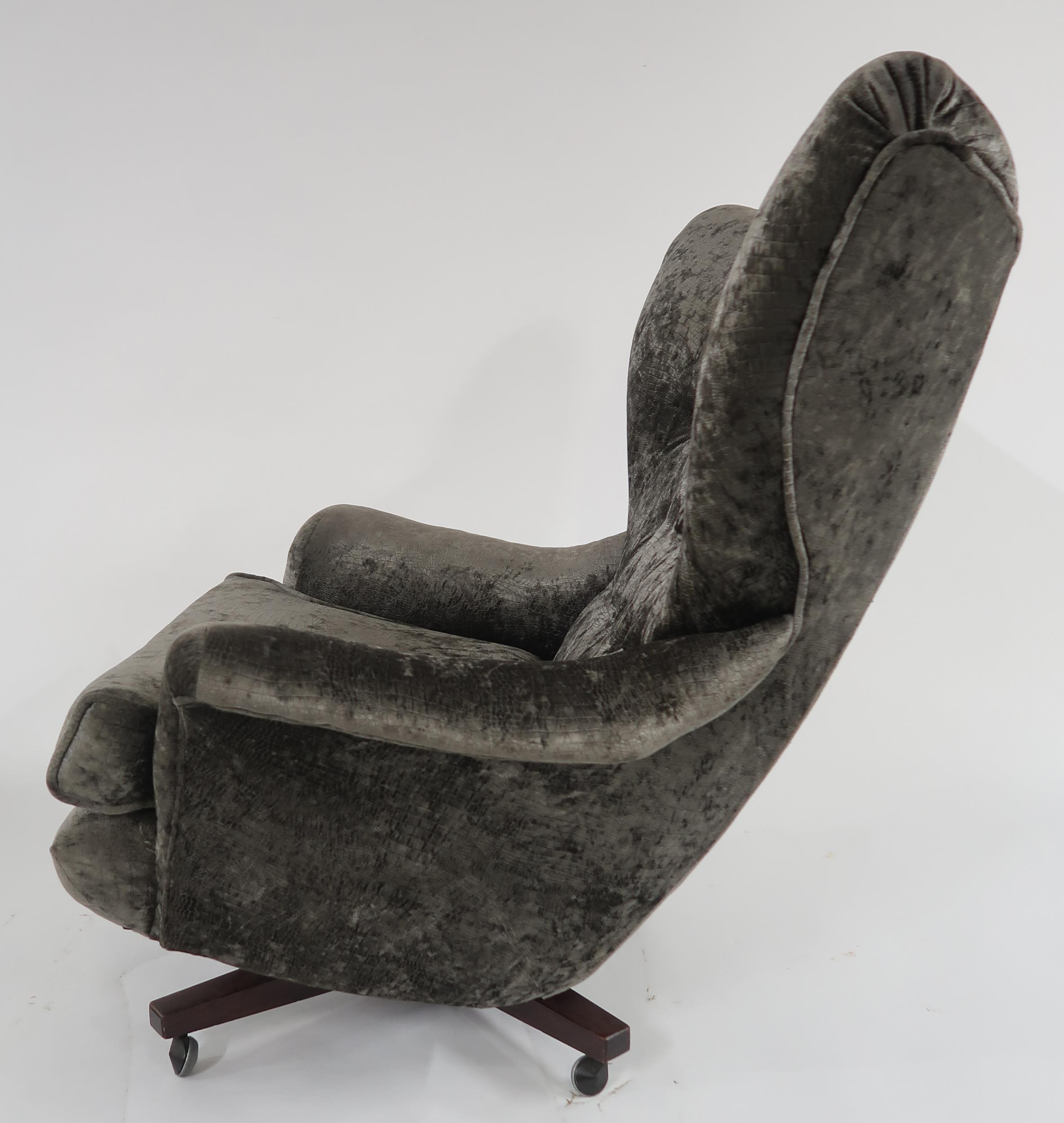 A MID 20TH CENTURY G PLAN MODEL 6250 SWIVEL WING BACK ARMCHAIR upholstered in a grey textured velour - Image 3 of 6