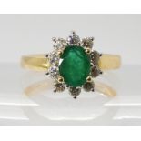 AN EMERALD & DIAMOND CLUSTER RING set in 18ct yellow and white gold throughout, the central