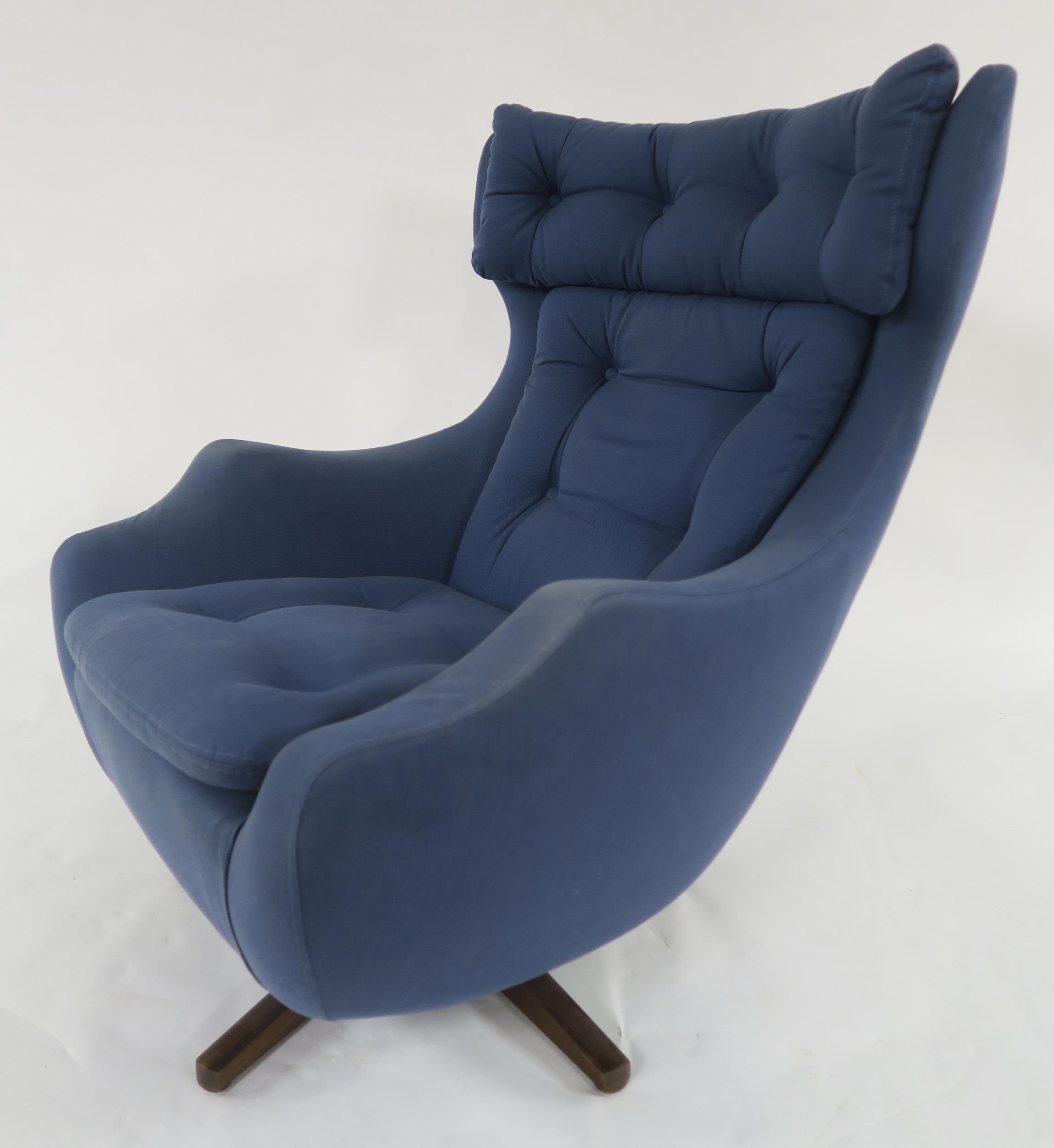 A MID 20TH CENTURY PARKER KNOLL "STATESMAN" SWIVEL ARMCHAIR with blue buttoned upholstery on stained - Image 2 of 8