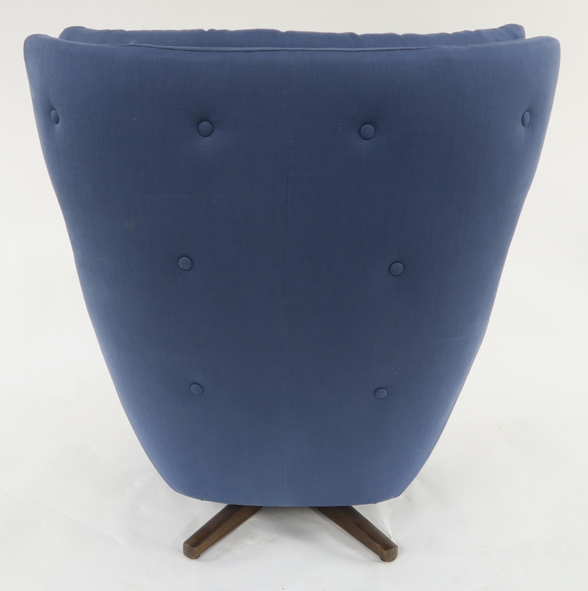 A MID 20TH CENTURY PARKER KNOLL "STATESMAN" SWIVEL ARMCHAIR with blue buttoned upholstery on stained - Image 5 of 8