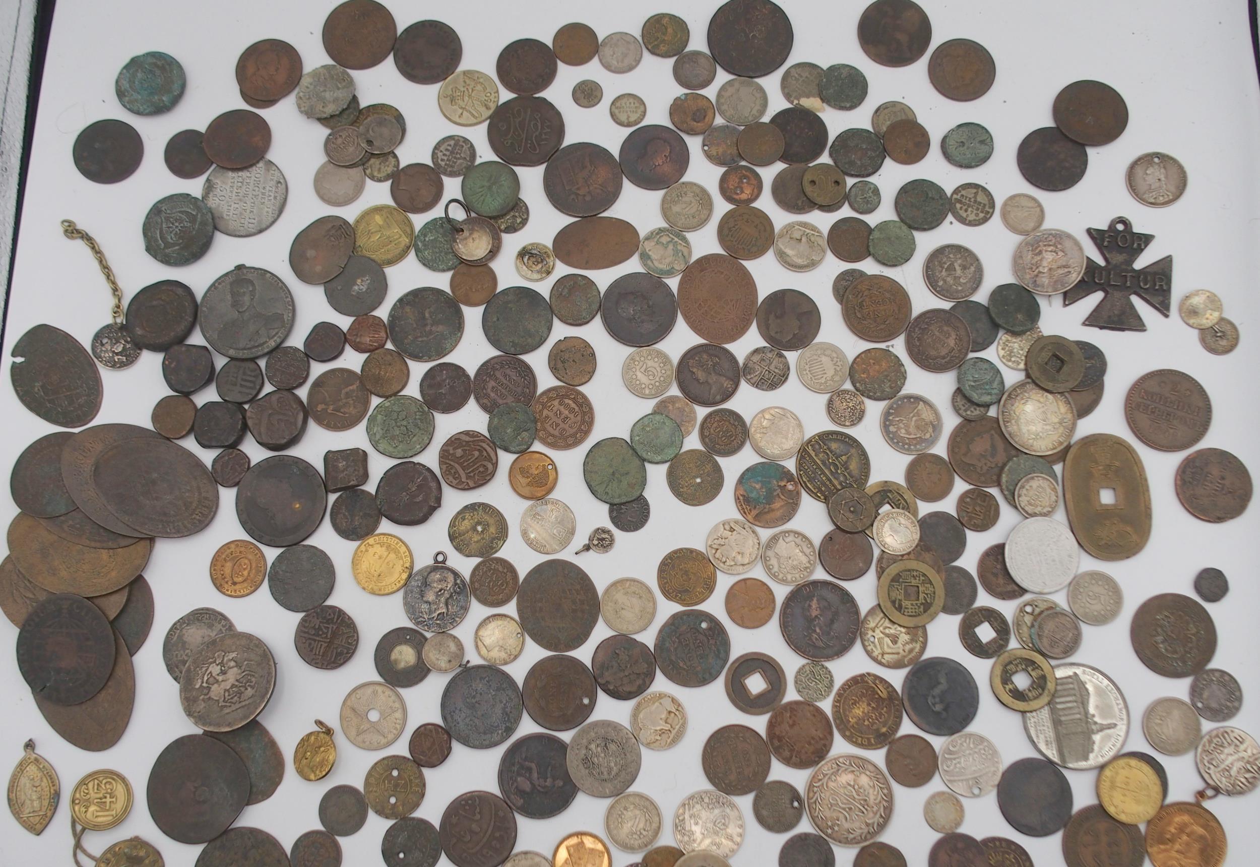 An interesting collection of coins with Chinese, Indian, Roman, Russian, U.S.A, Persian, British etc - Image 2 of 8