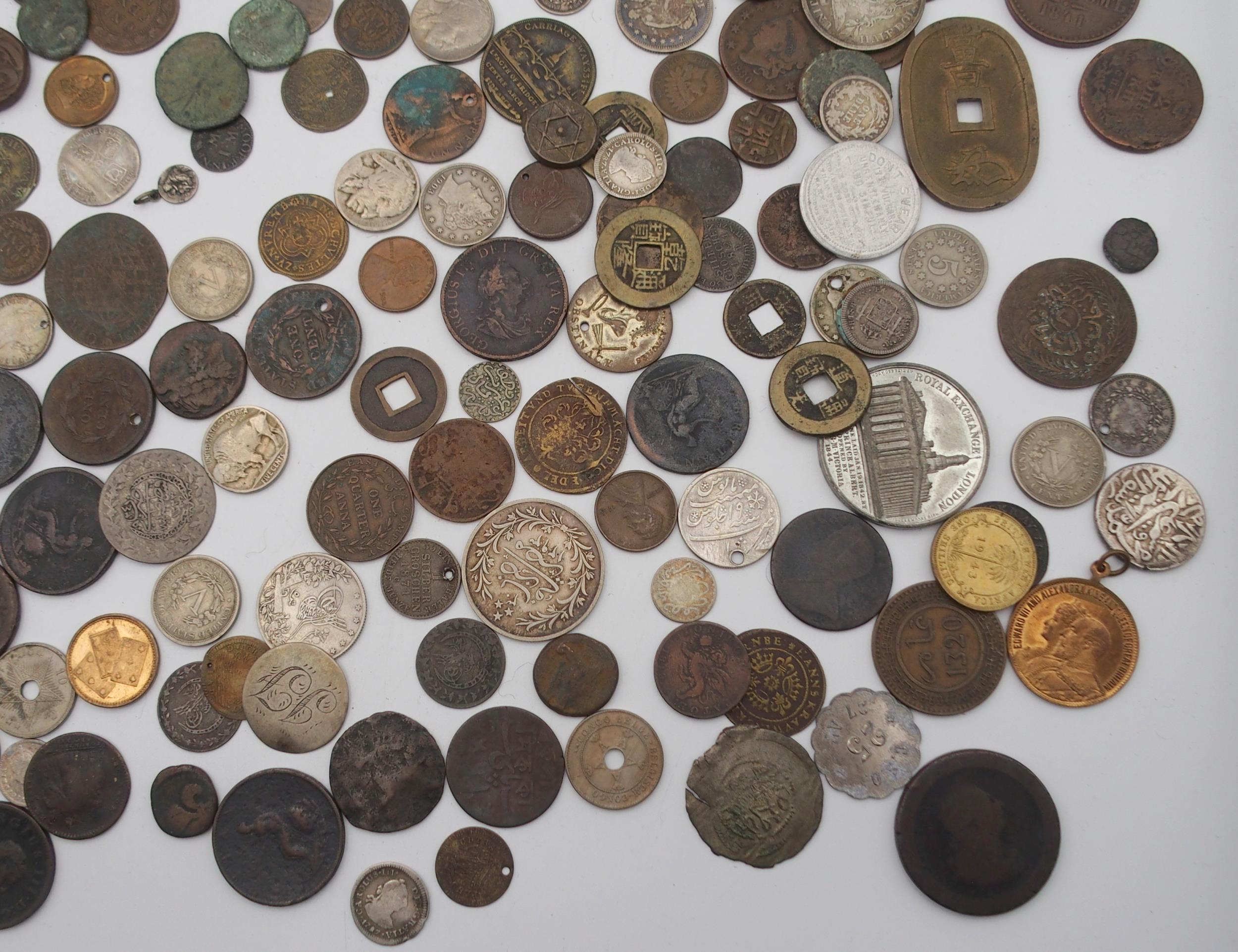 An interesting collection of coins with Chinese, Indian, Roman, Russian, U.S.A, Persian, British etc - Image 5 of 8