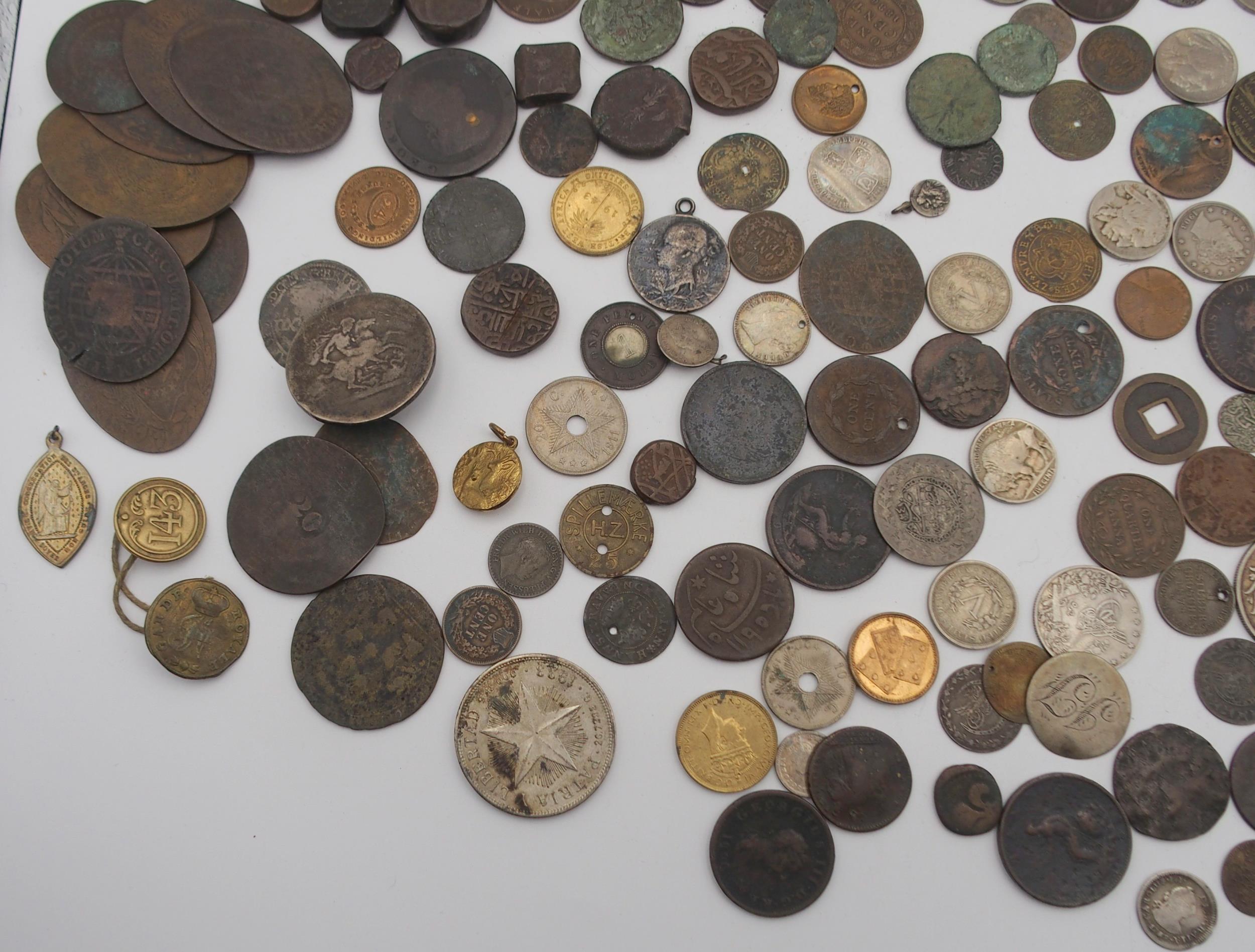 An interesting collection of coins with Chinese, Indian, Roman, Russian, U.S.A, Persian, British etc - Image 6 of 8