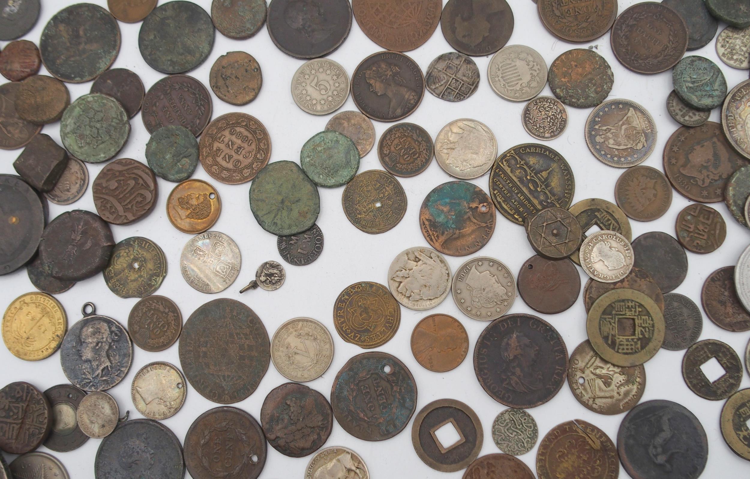 An interesting collection of coins with Chinese, Indian, Roman, Russian, U.S.A, Persian, British etc - Image 8 of 8