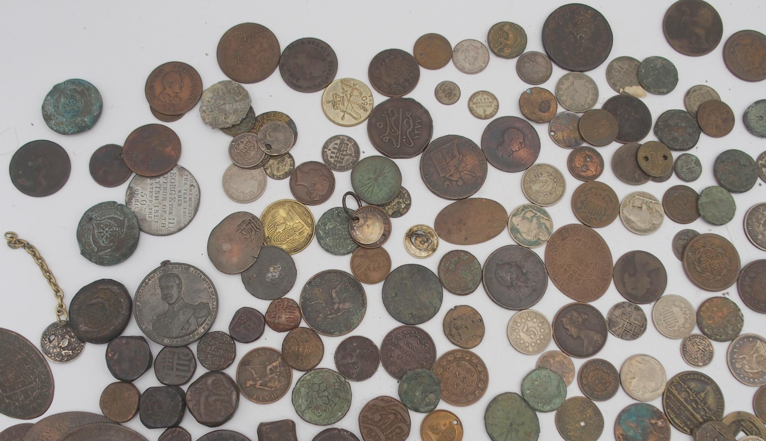 An interesting collection of coins with Chinese, Indian, Roman, Russian, U.S.A, Persian, British etc - Image 3 of 8