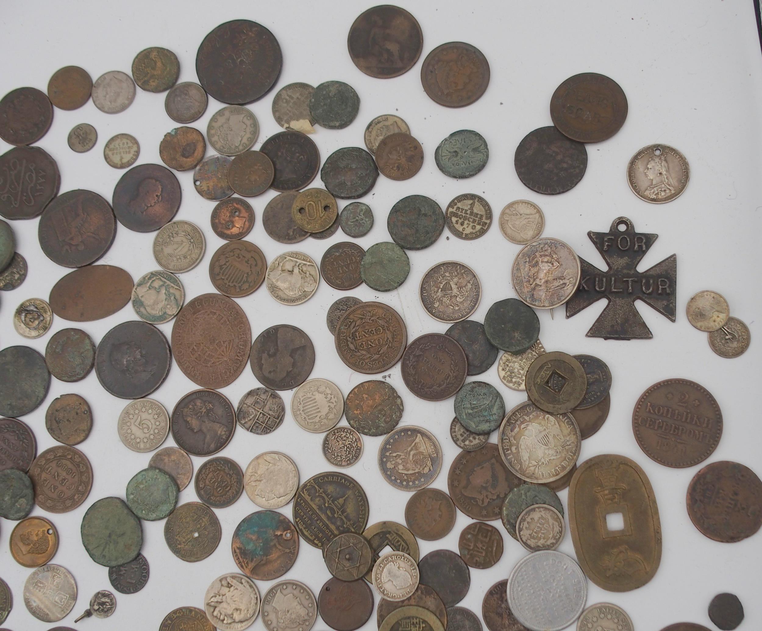An interesting collection of coins with Chinese, Indian, Roman, Russian, U.S.A, Persian, British etc - Image 4 of 8