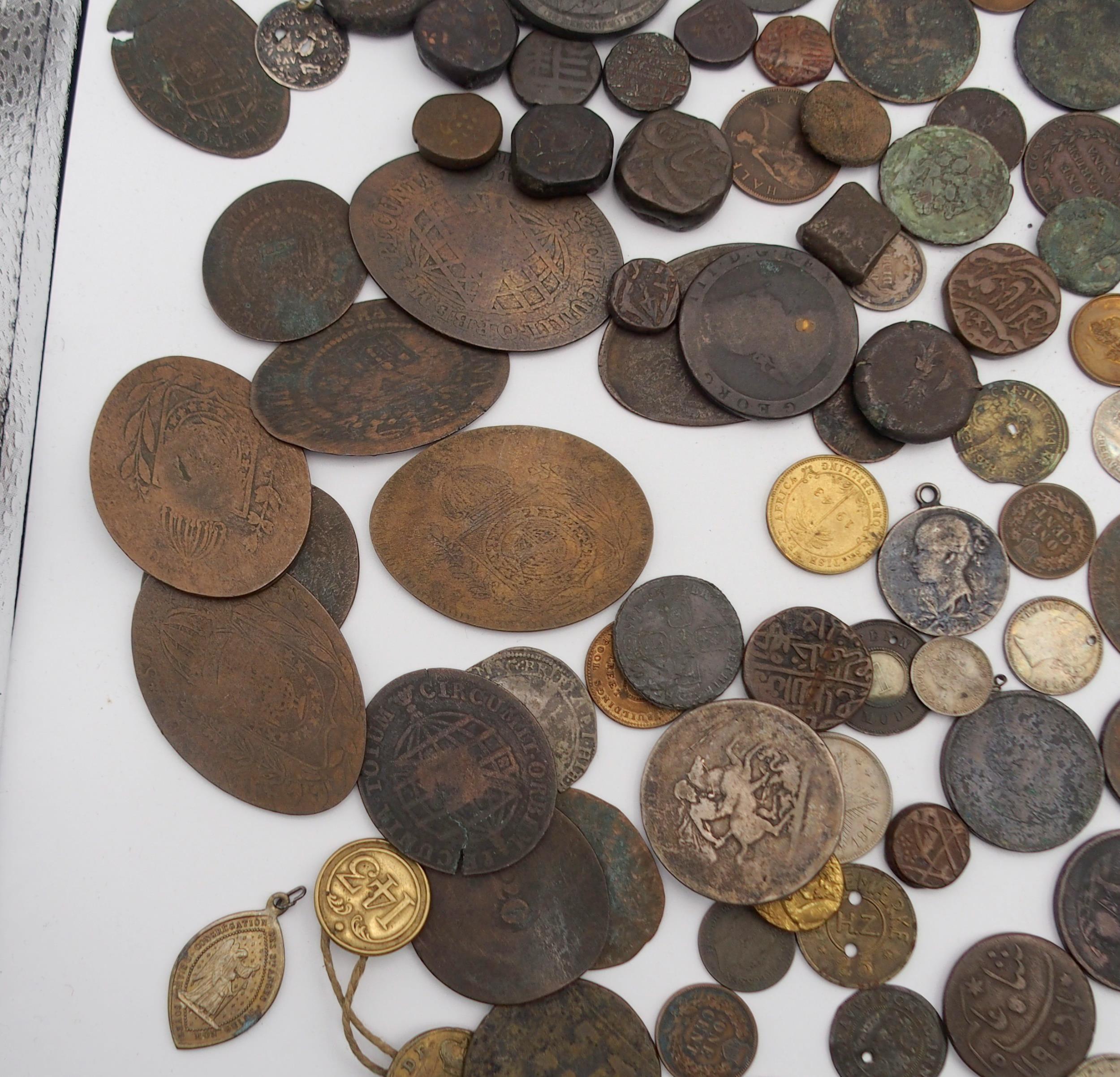 An interesting collection of coins with Chinese, Indian, Roman, Russian, U.S.A, Persian, British etc - Image 7 of 8