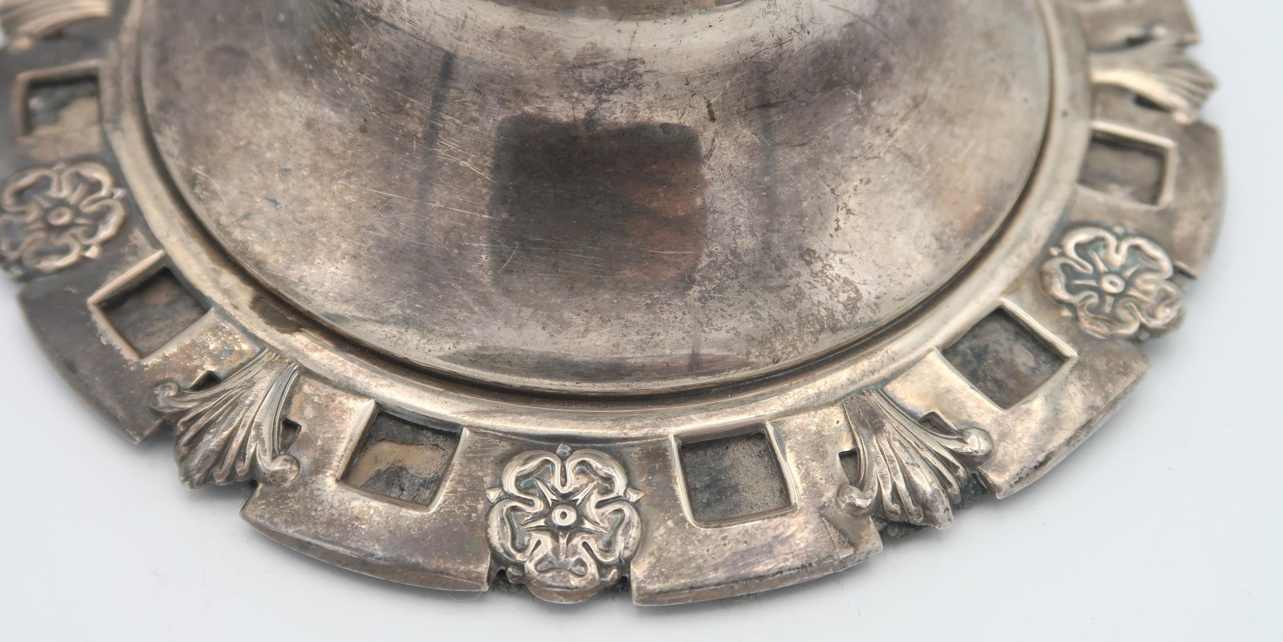An Edwardian large silver capstan inkwell, the base decorated with cinquefoils and leaves, the lobed - Image 4 of 4