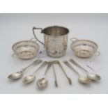 A pair of silver bon bon dishes, the body with pierced decoration, with loop handles, by Synyer &