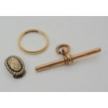 A 9ct gold 'T' bar, wedding ring, and yellow metal mourning pearl clasp with hair panel and seed