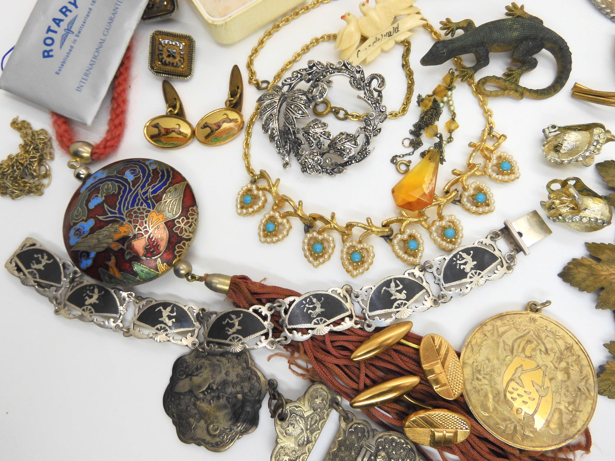 A silver gilt 'Partridge in a pear tree' pendant, a Siam wear peacock brooch and other items - Image 5 of 5