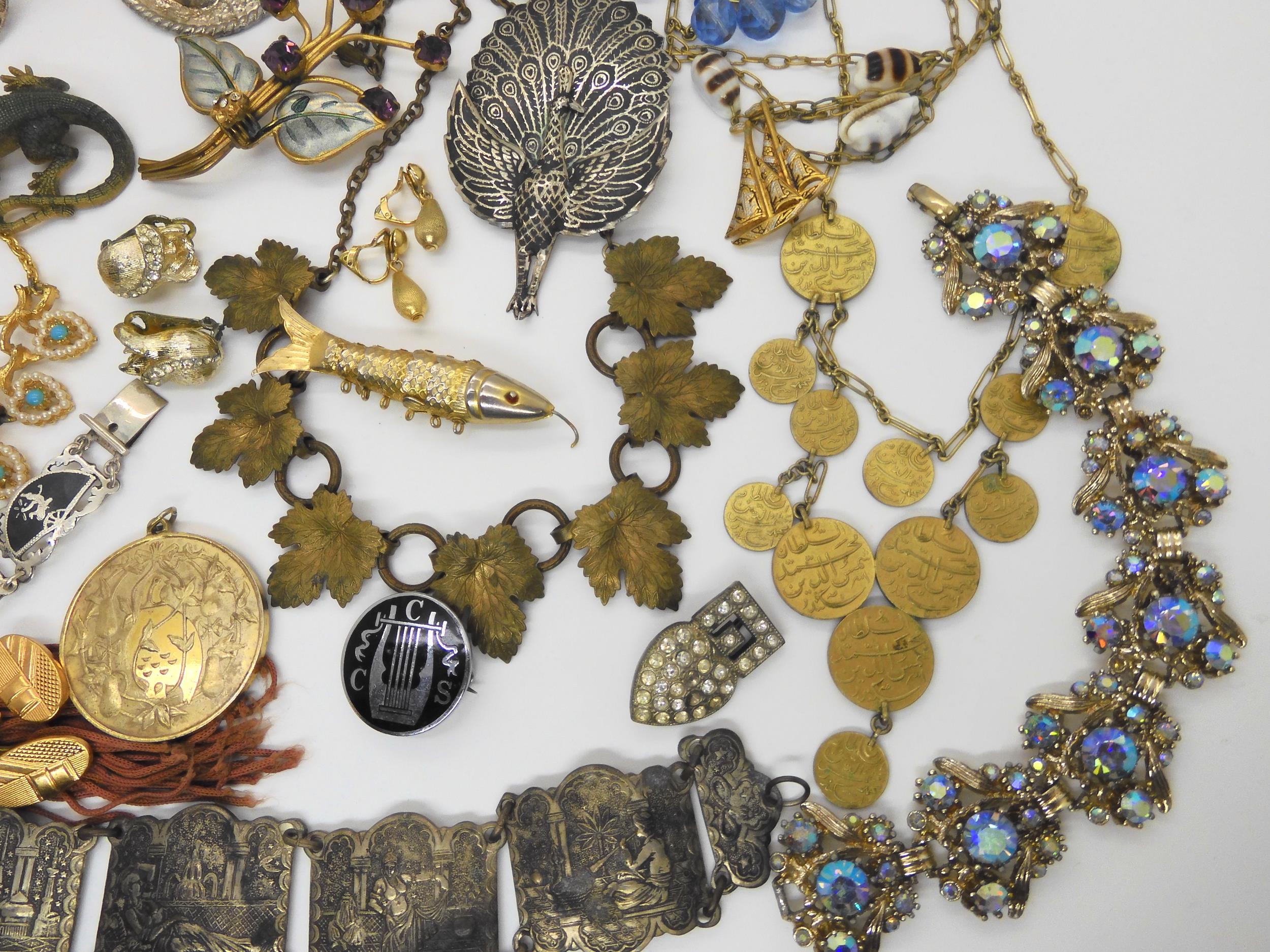 A silver gilt 'Partridge in a pear tree' pendant, a Siam wear peacock brooch and other items - Image 3 of 5