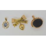 A 9ct gold Ward Brothers bow and heart brooch, a 9ct agate swivel fob seal, and a 9ct gold blue
