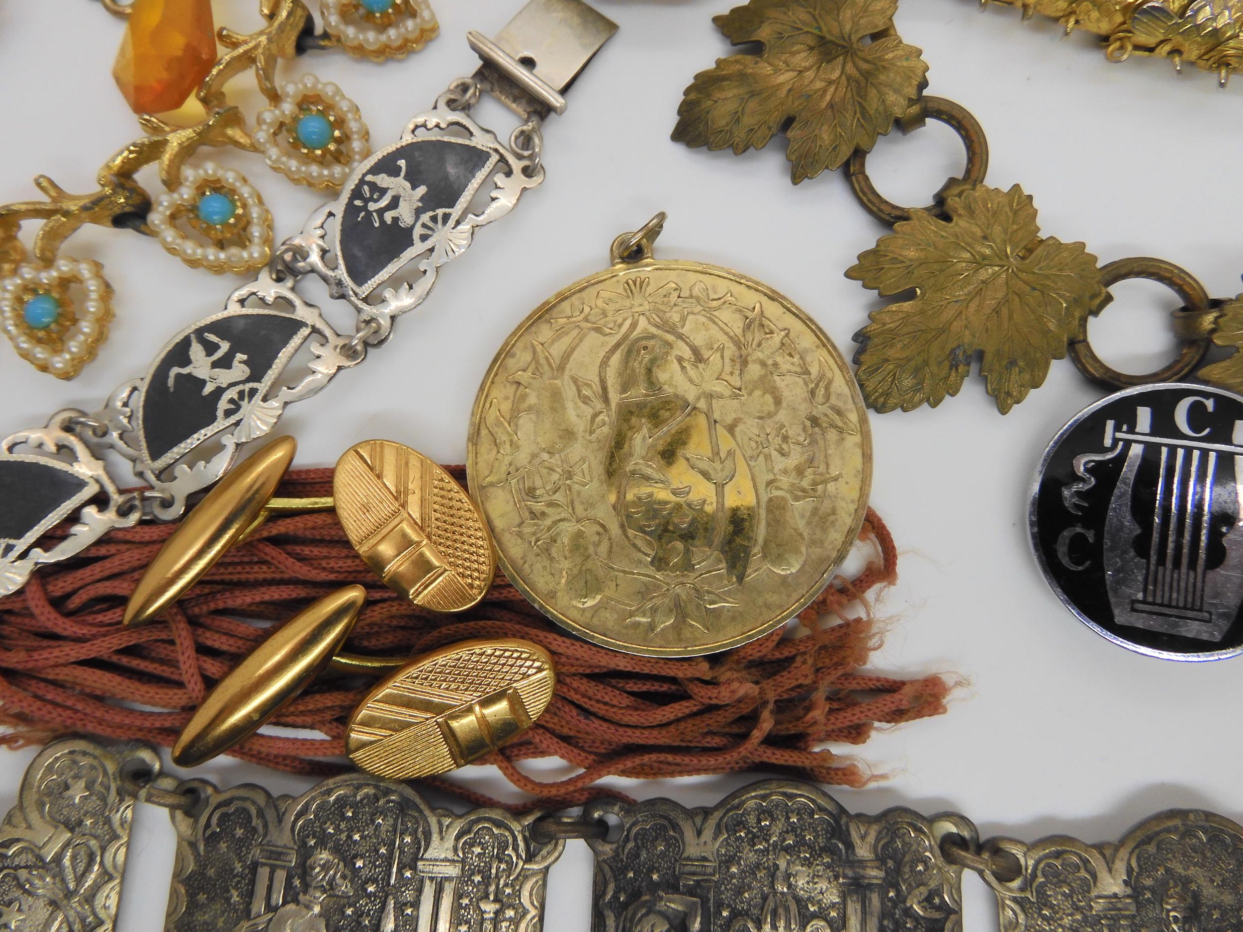A silver gilt 'Partridge in a pear tree' pendant, a Siam wear peacock brooch and other items - Image 2 of 5