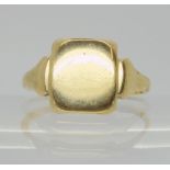 A 9ct gold gents signet ring, size W1/2, weight 5.8gms Condition Report:Available upon request
