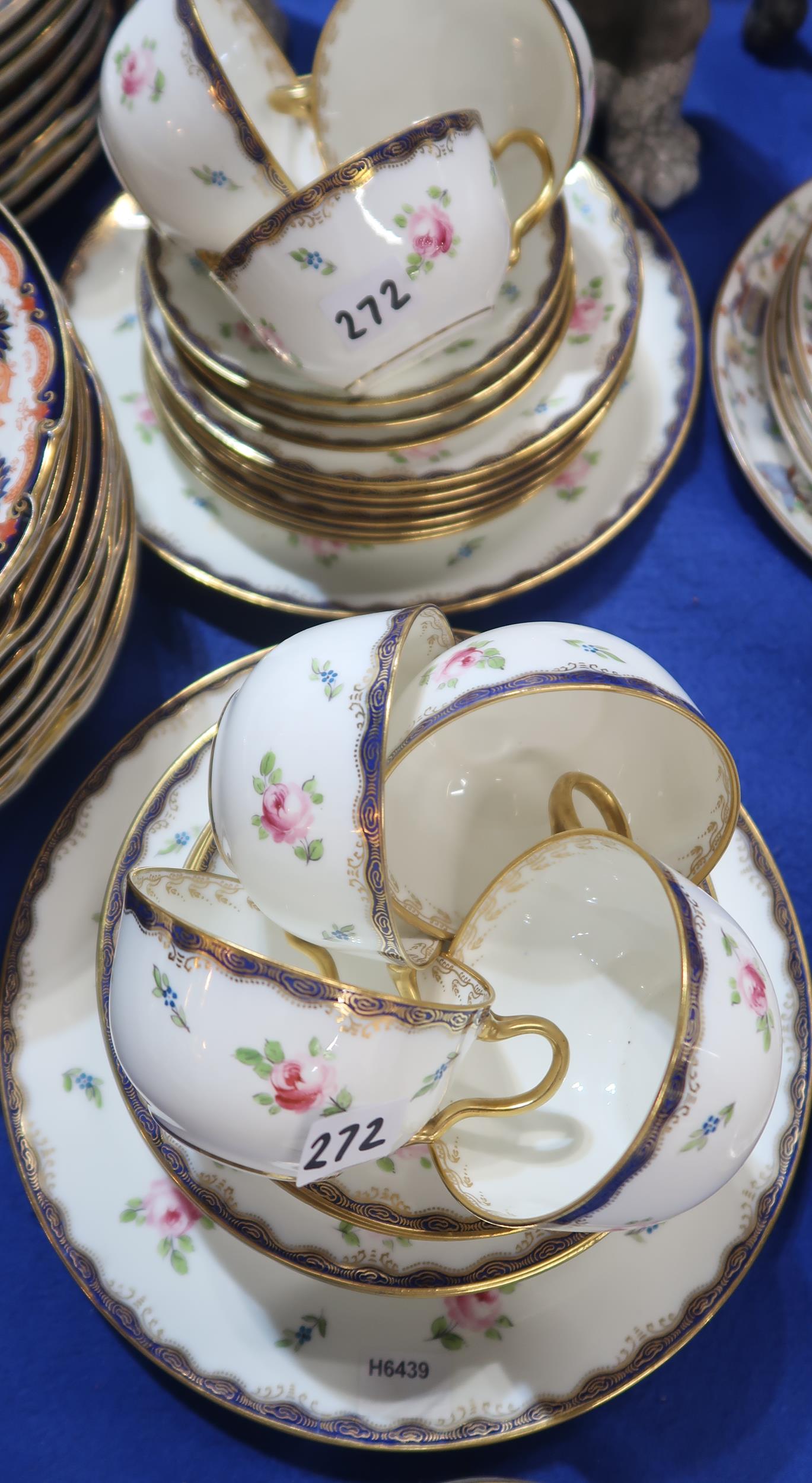 A Wedgwood part teaset decorated with pink roses together with a Royal Worcester part breakfast - Bild 2 aus 2