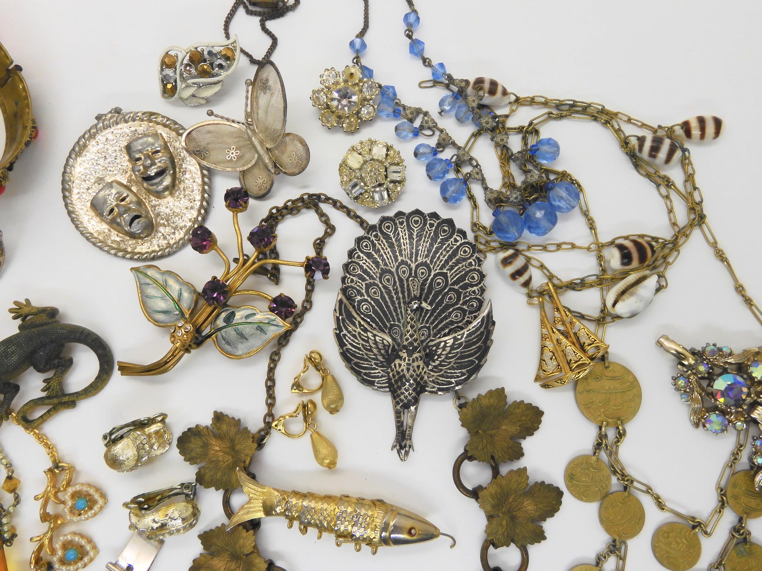 A silver gilt 'Partridge in a pear tree' pendant, a Siam wear peacock brooch and other items - Image 4 of 5