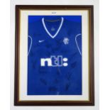 SPORTING MEMORABILIA A framed Glasgow Rangers 1999-2001 home shirt, with team signatures Condition