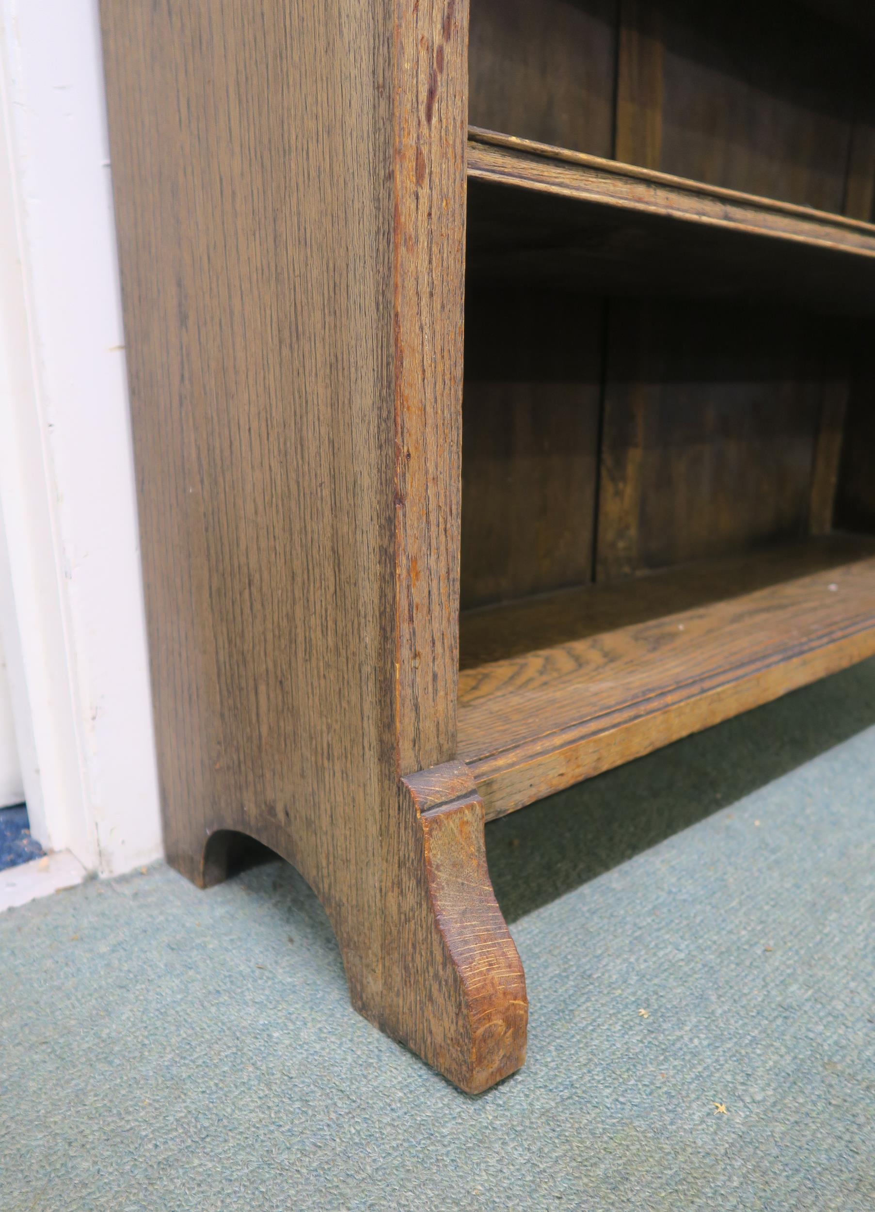 A 20th century oak three tier open bookcase with Grecian key design, 103cm high x 91cm wide x 27cm - Image 5 of 5