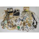 Vintage costume jewellery, to include diamante brooches, Honora pearls, a white metal charm bracelet