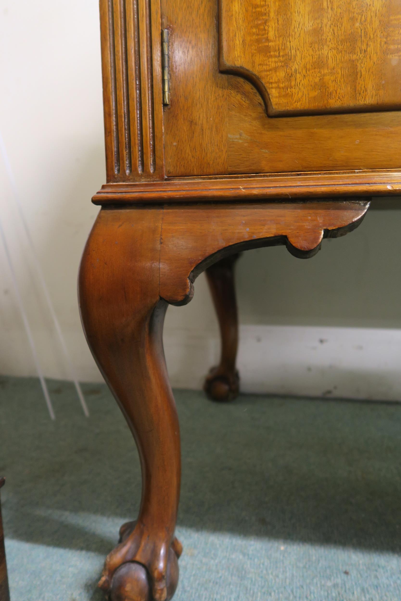 An early 20th century mahogany sideboard with two central drawers flanked by cabinet doors on - Image 6 of 7