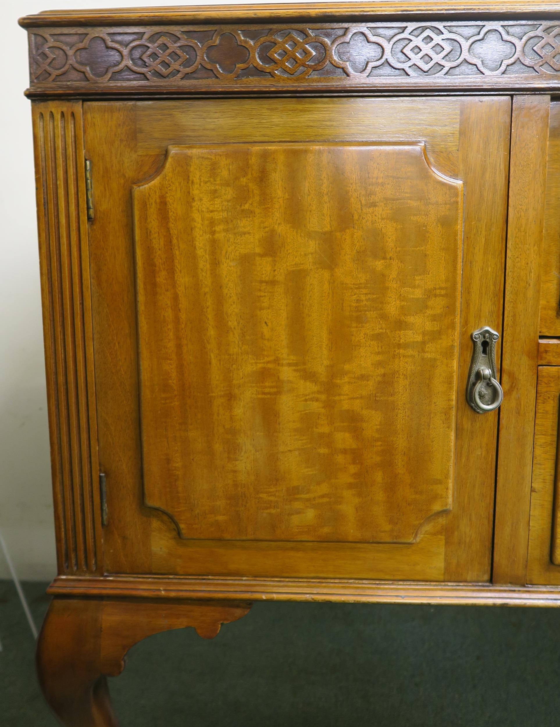An early 20th century mahogany sideboard with two central drawers flanked by cabinet doors on - Image 7 of 7