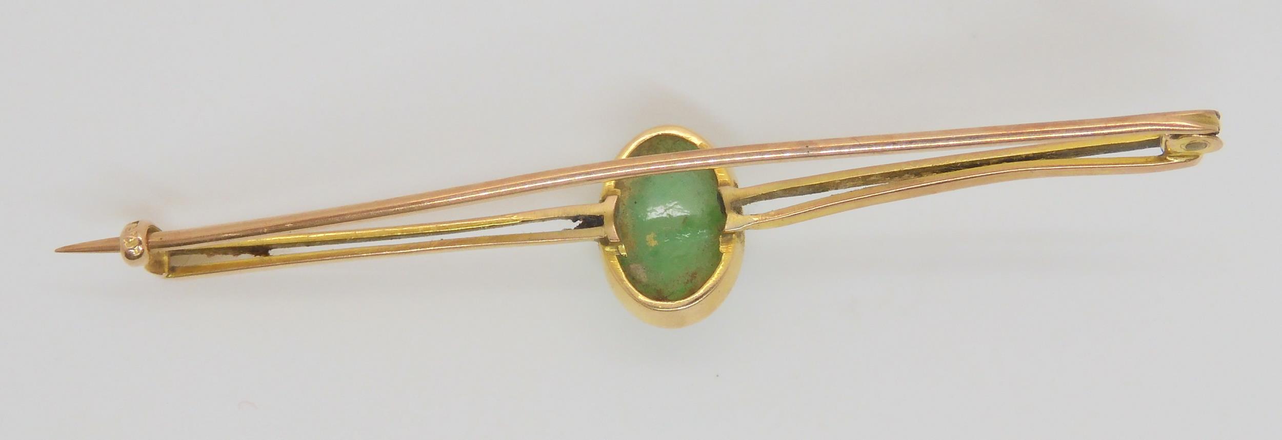 A 9ct gold Chinese green hardstone brooch, hardstone approx 12mm x 8mm, weight 3.7gms Condition - Image 4 of 4