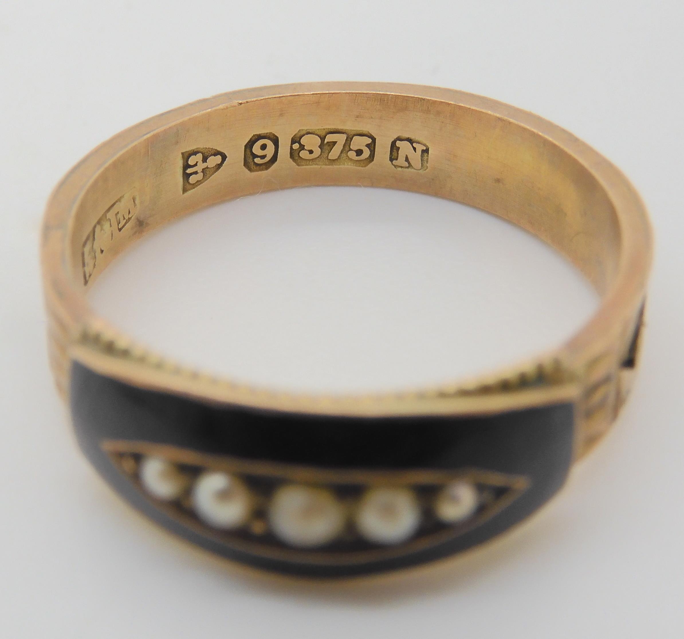 A 9ct gold plaited hair mourning ring, with Glasgow hallmarks for 1896, size O, together with a - Image 4 of 5