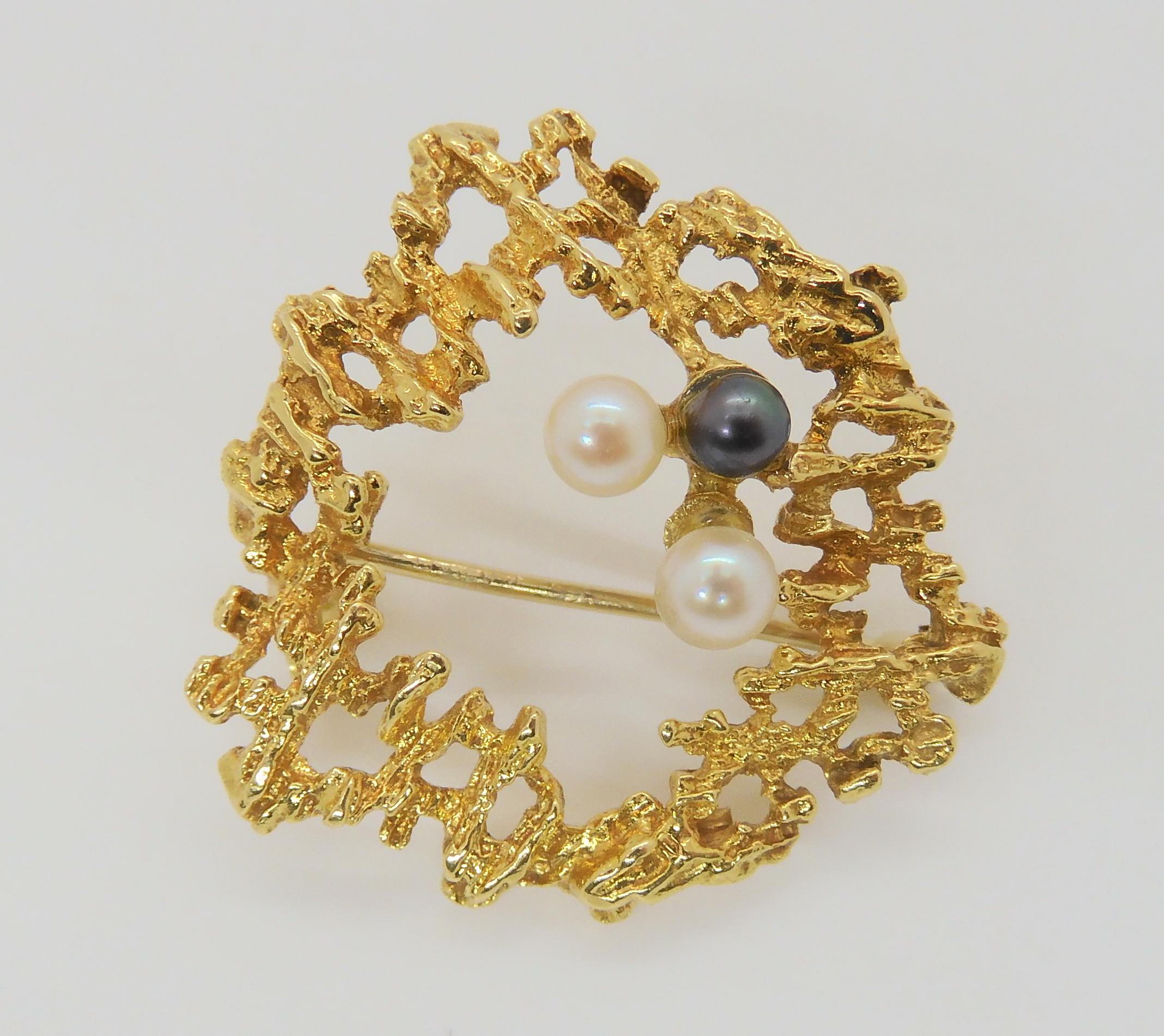 An 18ct gold retro pearl set brooch, diameter 3cm, weight 6.2gms Condition Report:Available upon