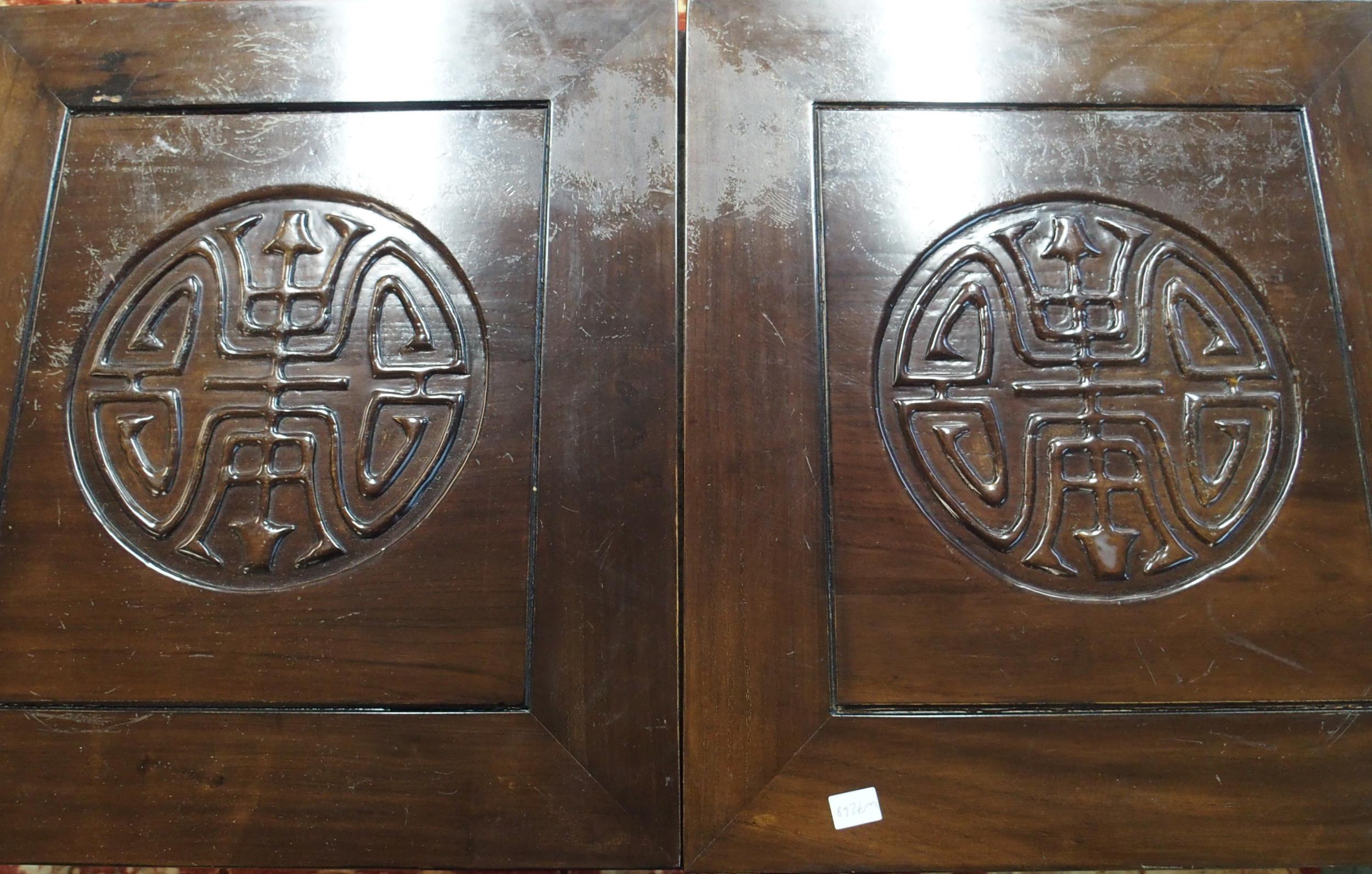 A 20th century Oriental hardwood drinks cabinet with pair of fold out top concealing marble insert - Image 8 of 8