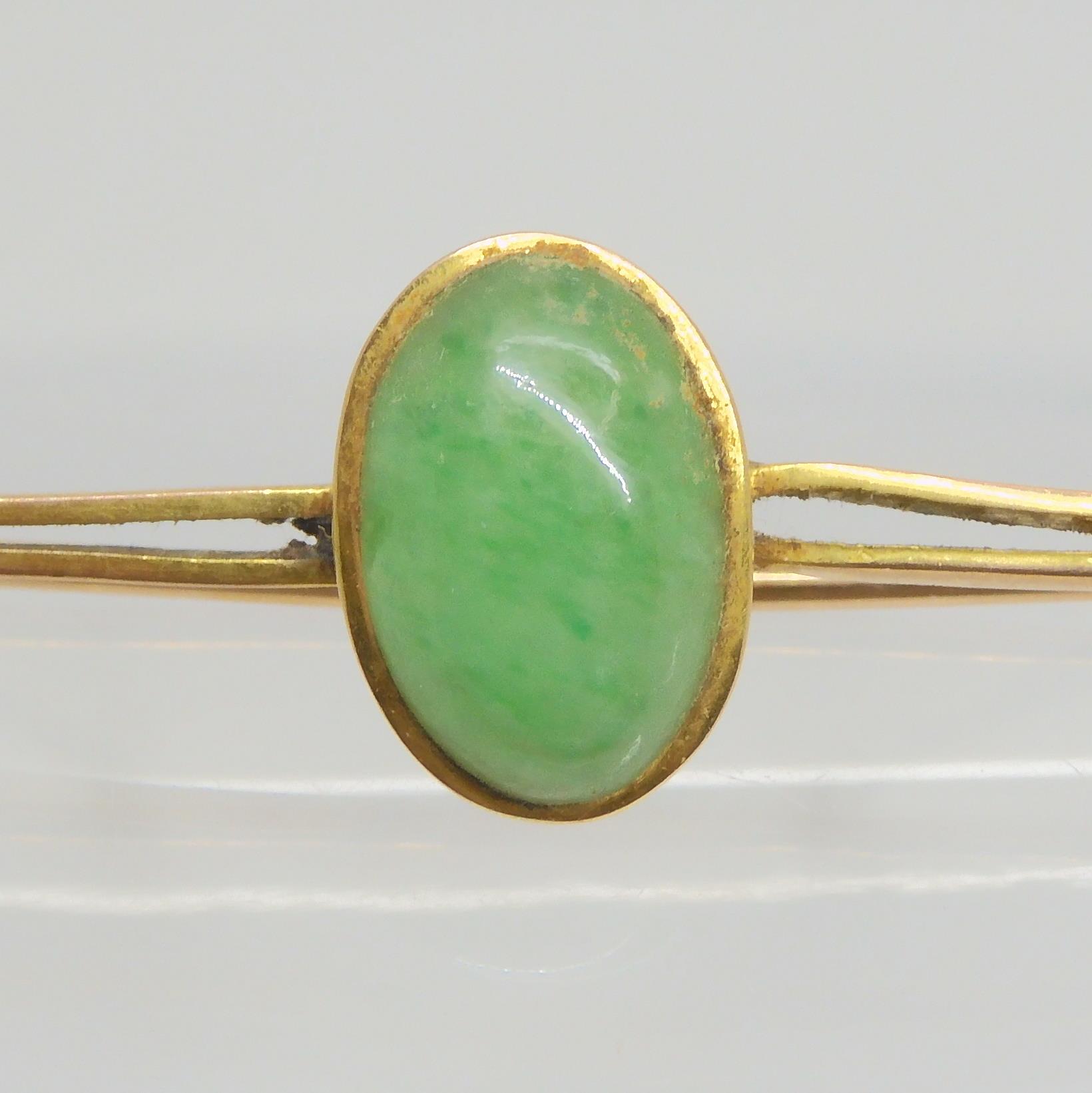 A 9ct gold Chinese green hardstone brooch, hardstone approx 12mm x 8mm, weight 3.7gms Condition - Image 3 of 4
