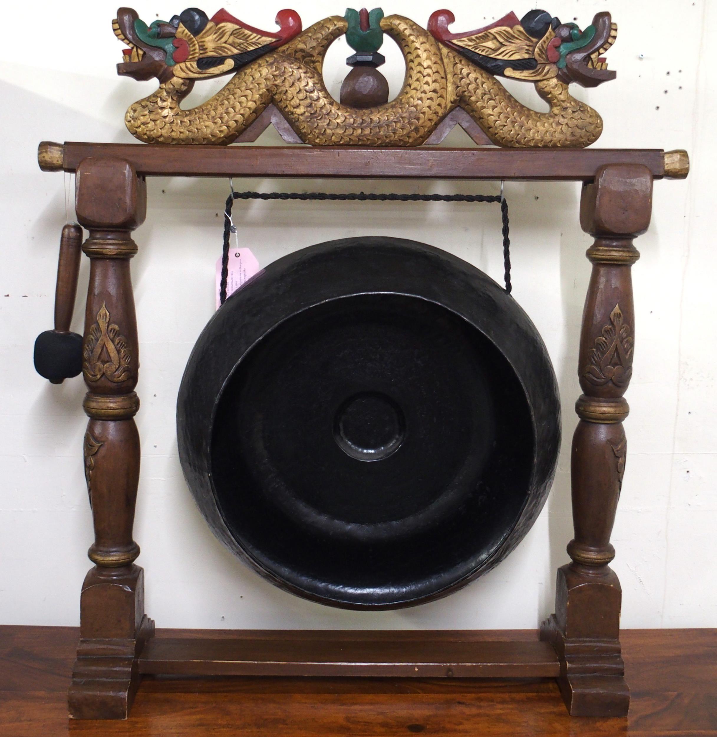 A contemporary Oriental hardwood dinner gong with carved gilt painted dragons over metal gong - Image 4 of 6