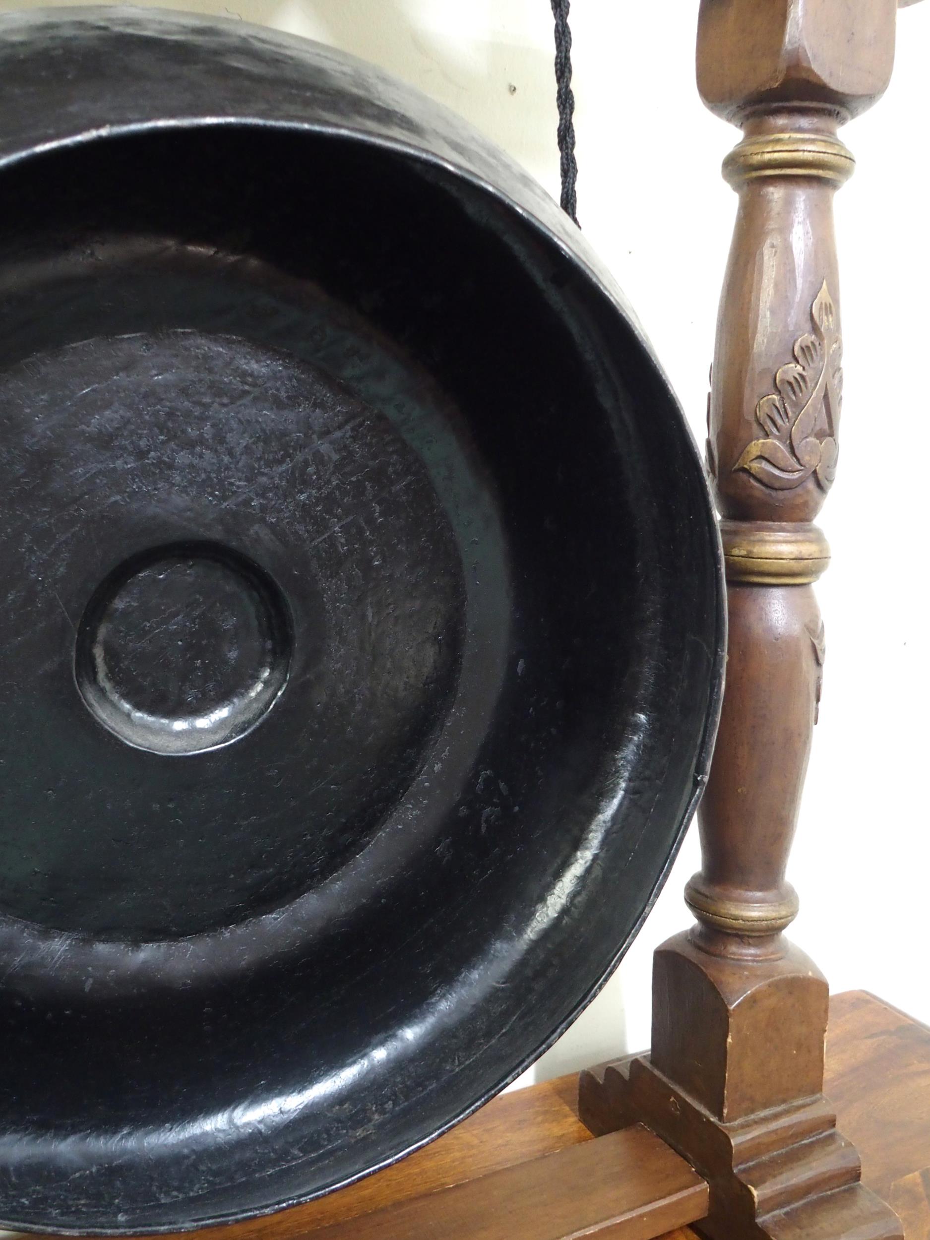 A contemporary Oriental hardwood dinner gong with carved gilt painted dragons over metal gong - Image 5 of 6