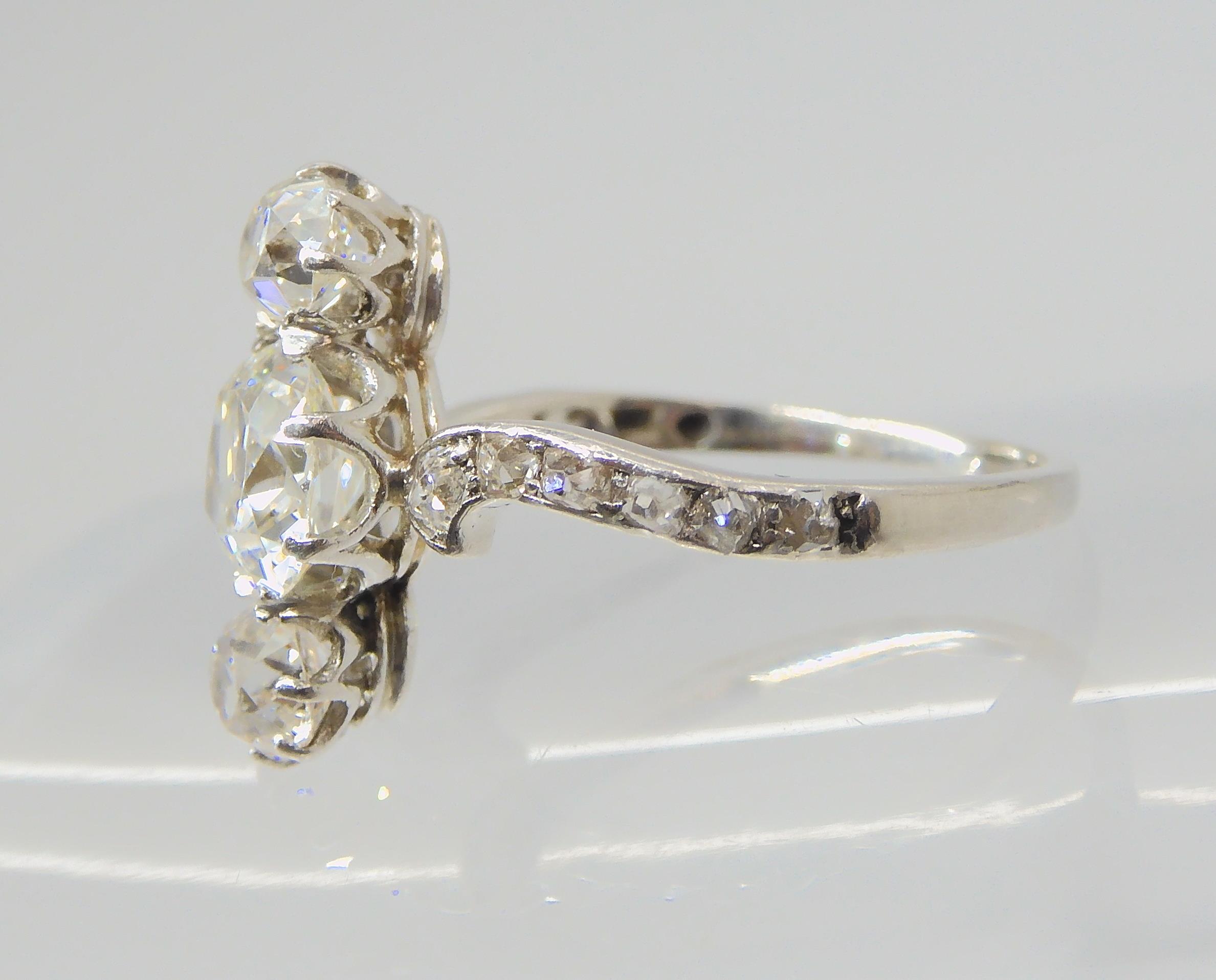 A VINTAGE THREE STONE DIAMOND RING the central old cut is estimated approximately at 0.95cts, with - Image 5 of 12