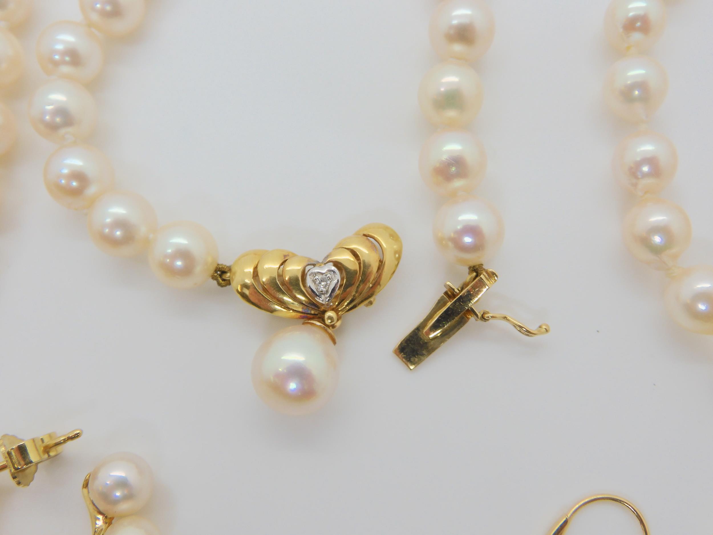 A PEARL SUITE the pearl necklace with diamond set 18ct gold pendant clasp, has a 8.5mm pear shaped - Image 4 of 6