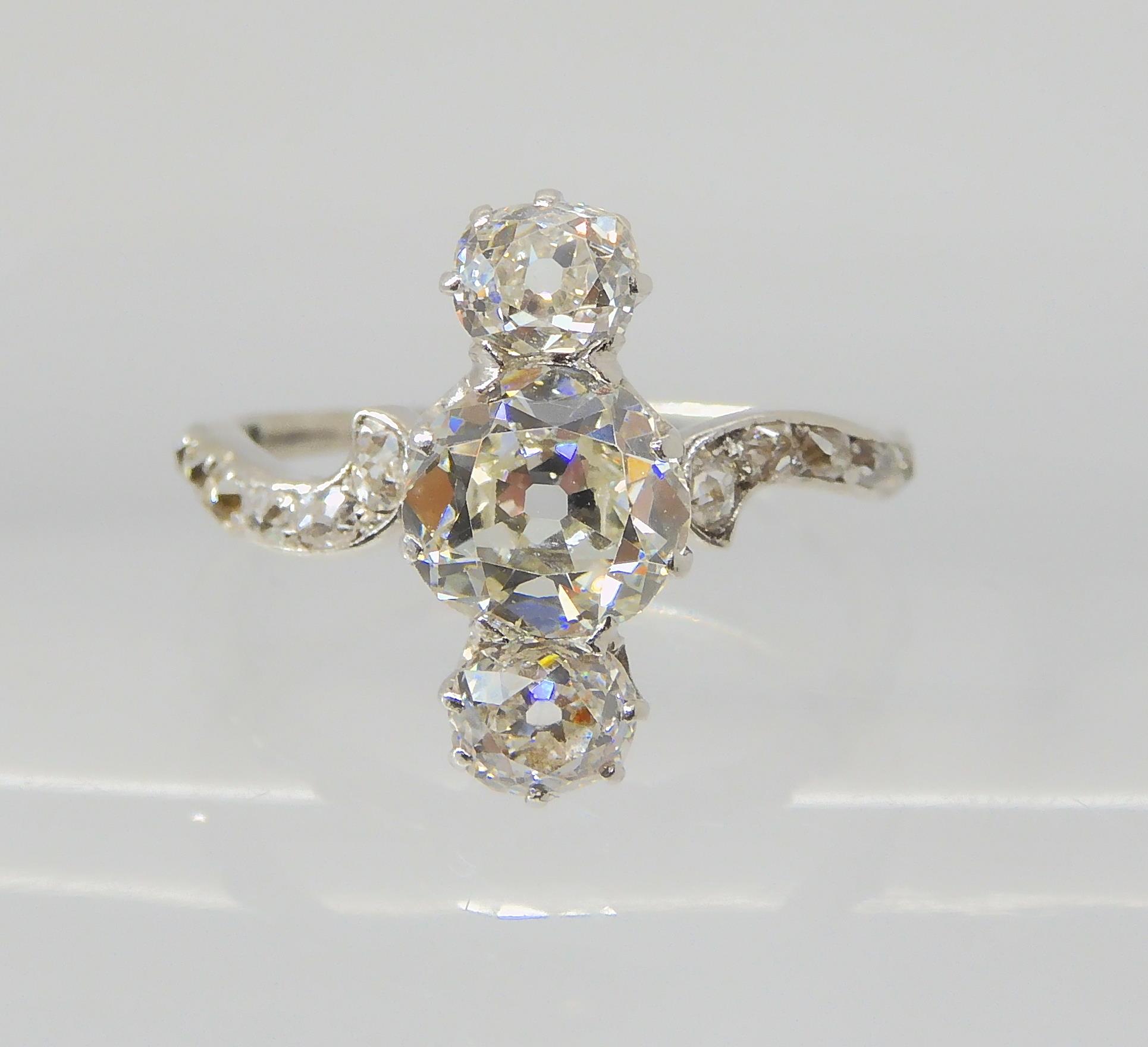 A VINTAGE THREE STONE DIAMOND RING the central old cut is estimated approximately at 0.95cts, with - Image 4 of 12