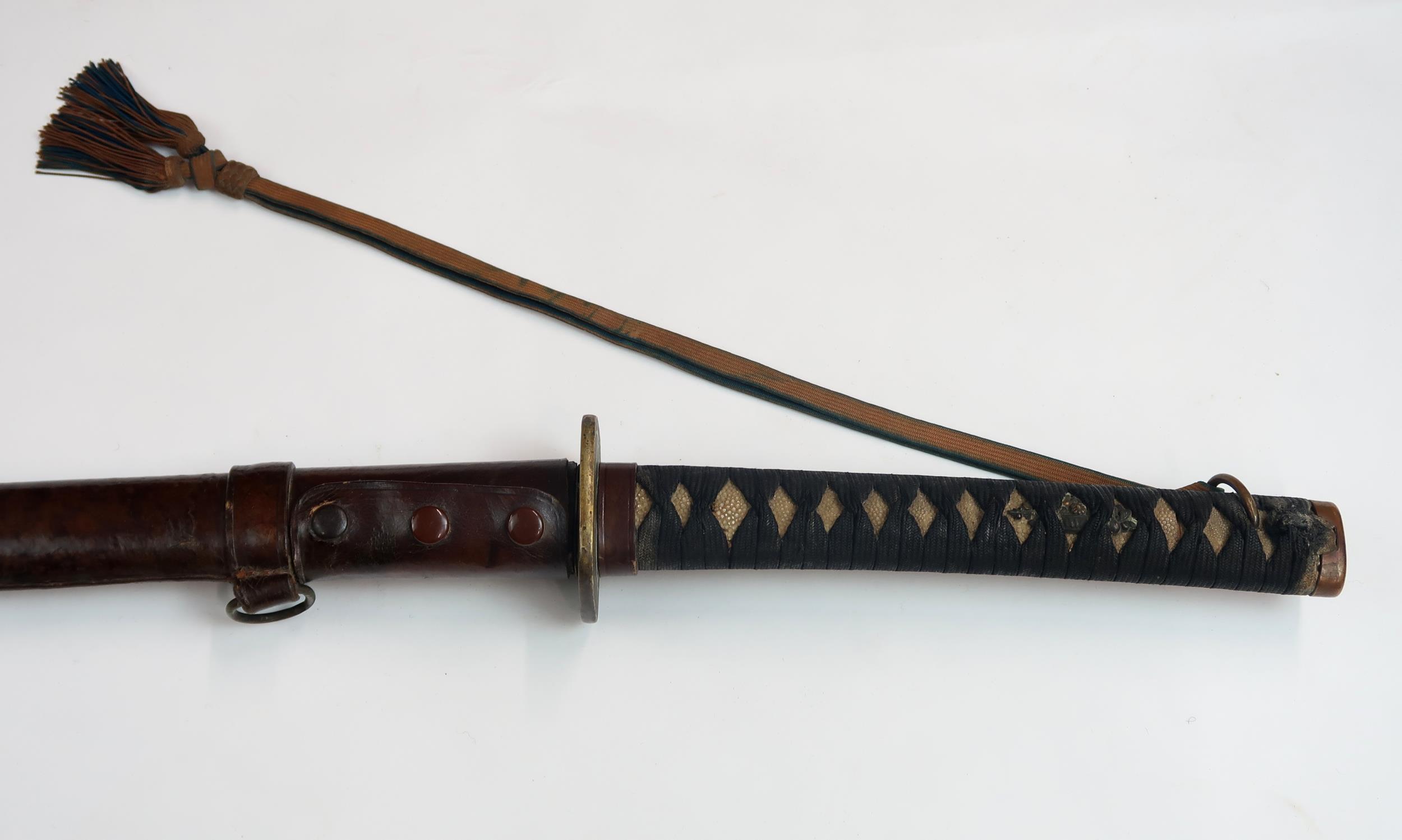 A JAPANESE SHOWA PERIOD SHIN GUNTO SWORD WITH WW2-ERA BRITISH ATTRIBUTION With machine made blade - Image 2 of 7