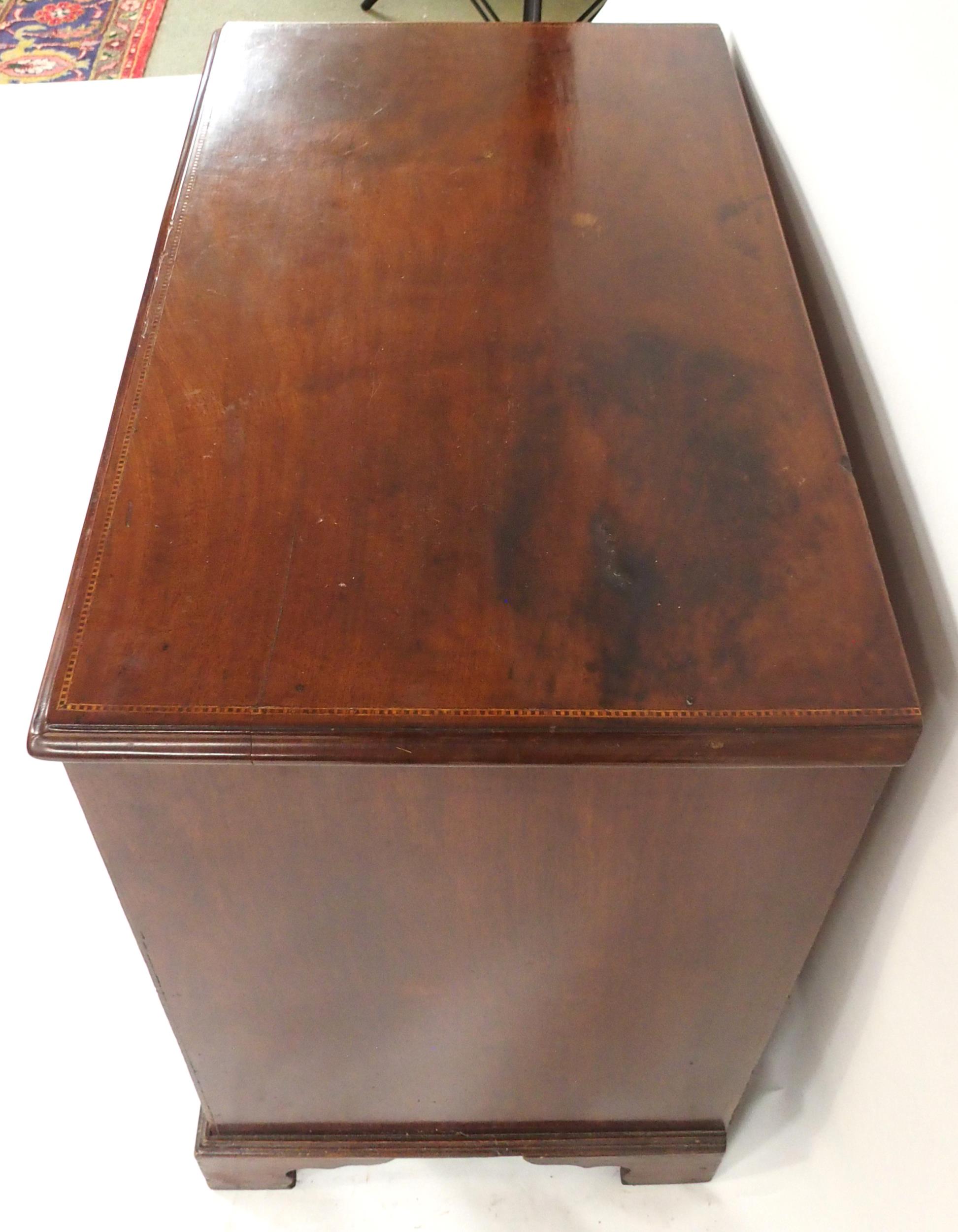 A GEORGIAN MAHOGANY TWO OVER THREE CHEST OF DRAWERS with checker line inlays and brass drawer - Image 6 of 8