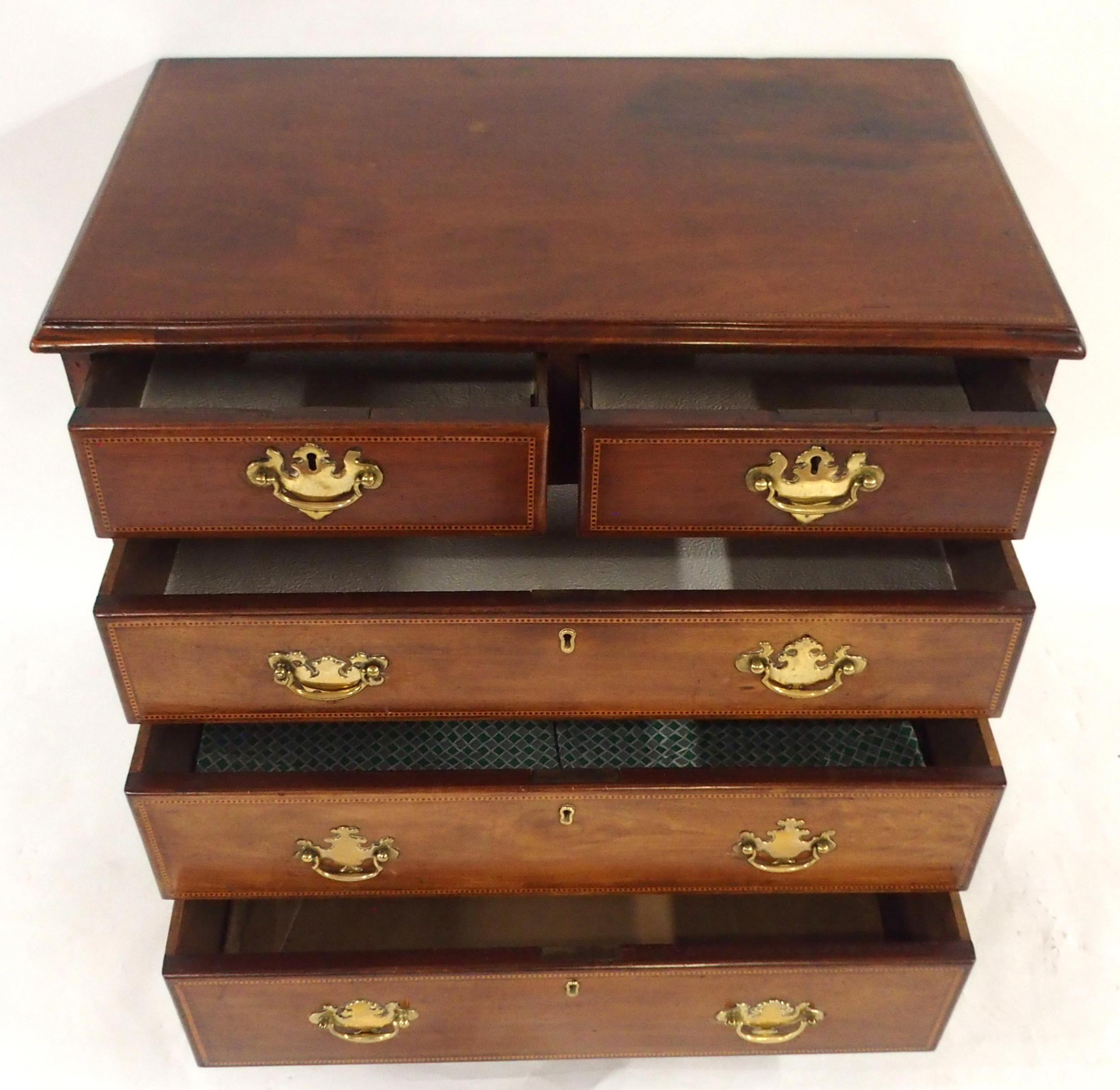 A GEORGIAN MAHOGANY TWO OVER THREE CHEST OF DRAWERS with checker line inlays and brass drawer - Image 3 of 8