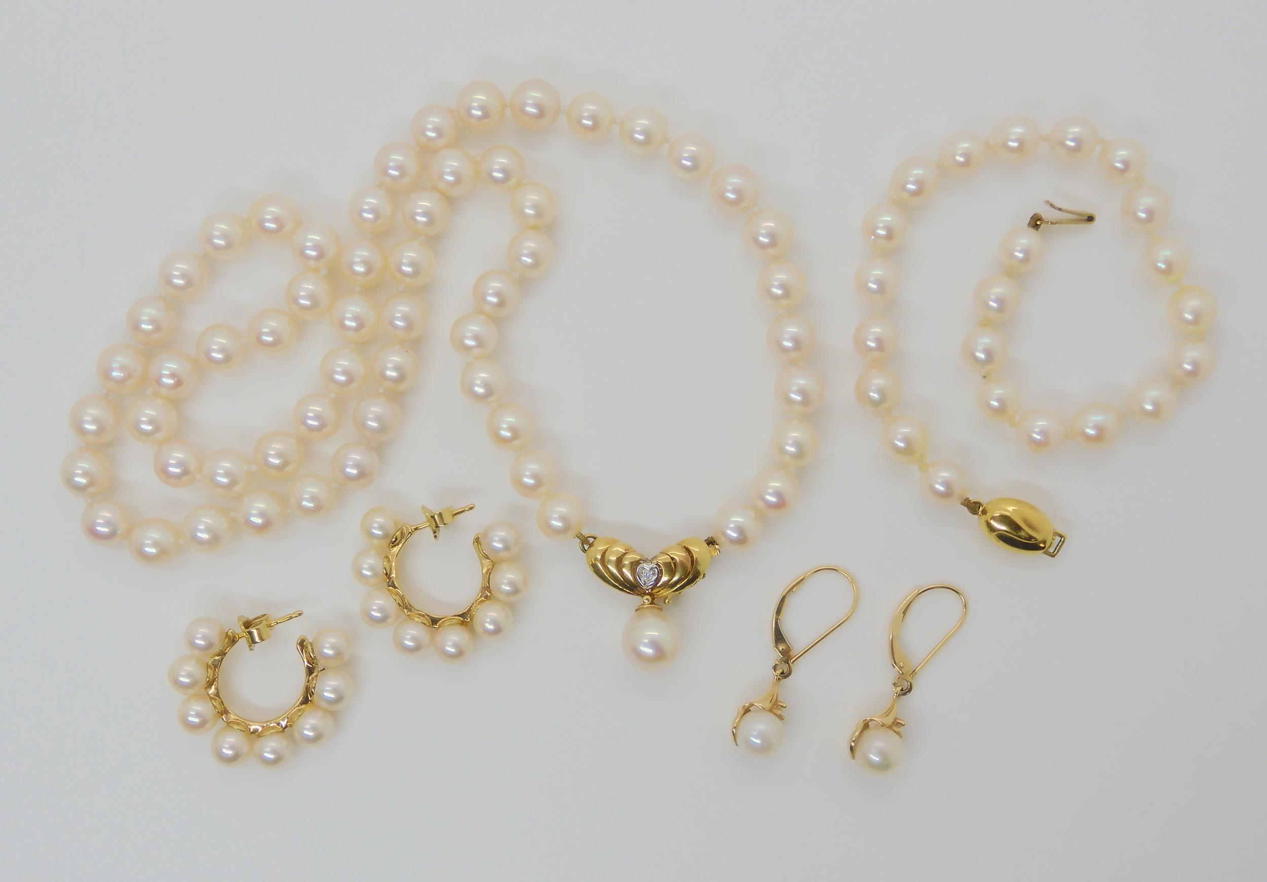 A PEARL SUITE the pearl necklace with diamond set 18ct gold pendant clasp, has a 8.5mm pear shaped - Image 2 of 6