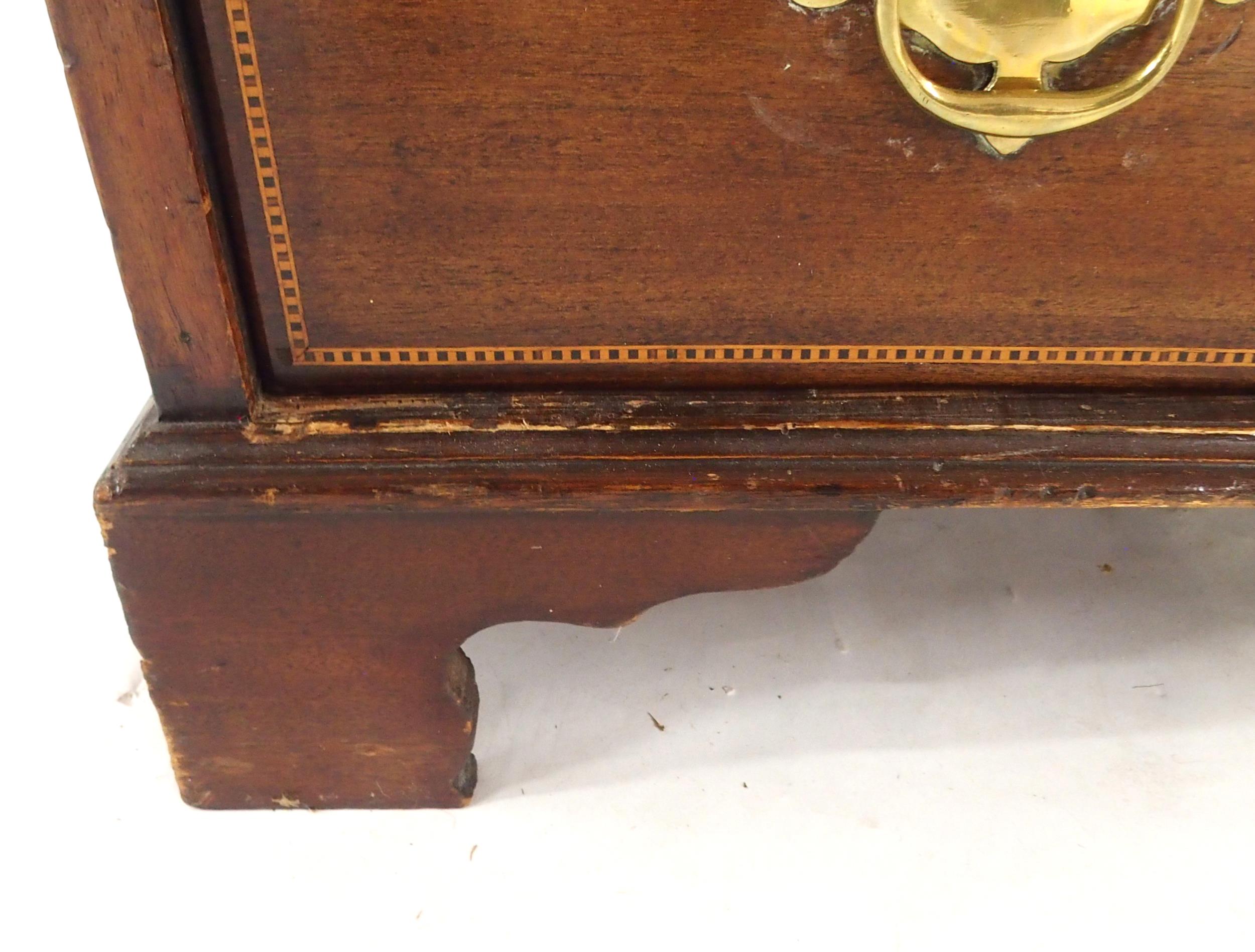 A GEORGIAN MAHOGANY TWO OVER THREE CHEST OF DRAWERS with checker line inlays and brass drawer - Image 8 of 8