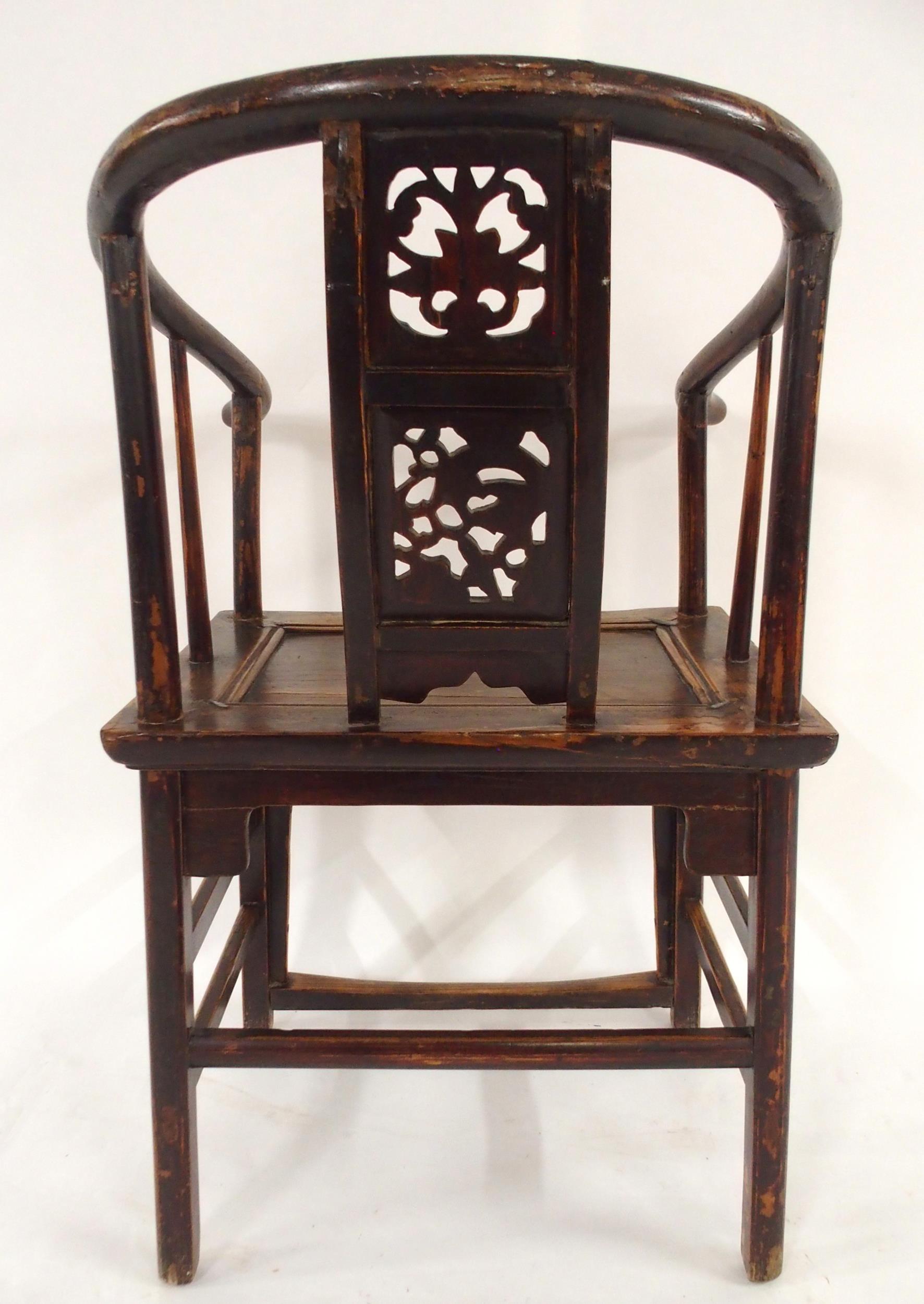 A CHINESE HARDWOOD HORSESHOE SHAPED ARMCHAIR with carved fret work splat on stretchered supports - Image 4 of 7