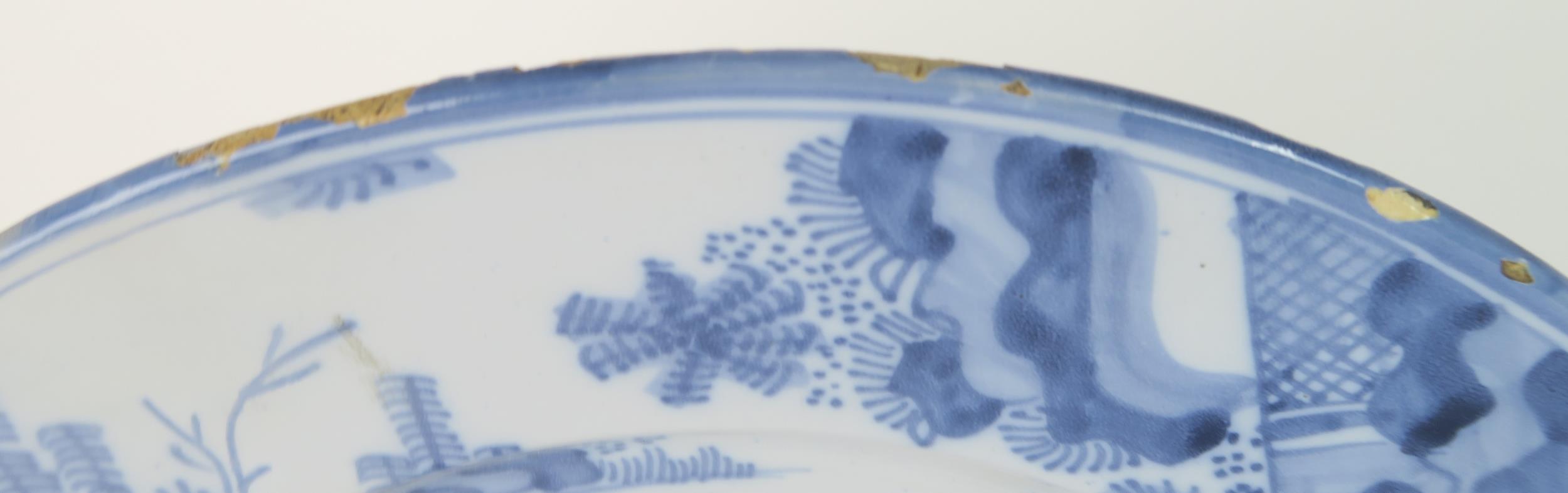 AN 18TH CENTURY DELFT CHARGER possibly north German Hanau, painted in blue and white with figures - Image 4 of 5