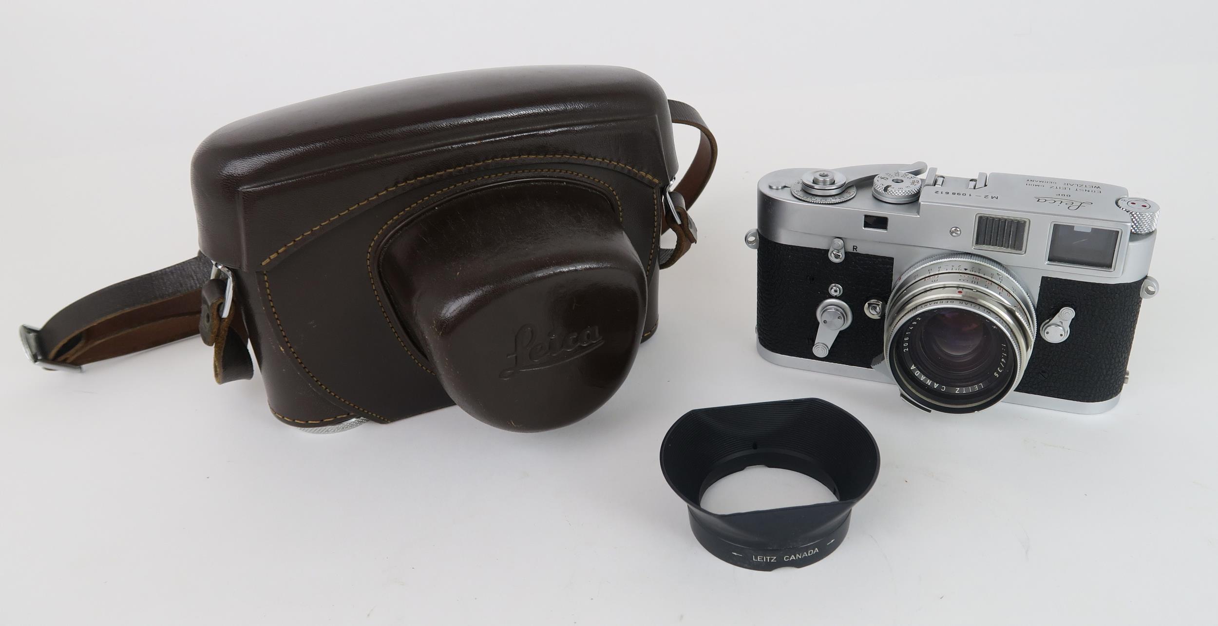 A 1964 LEITZ LEICA M2 RANGEFINDER CAMERA FITTED WITH A LEITZ SUMMILUX 1:1.4/35 LENS Serial no. - Image 2 of 4