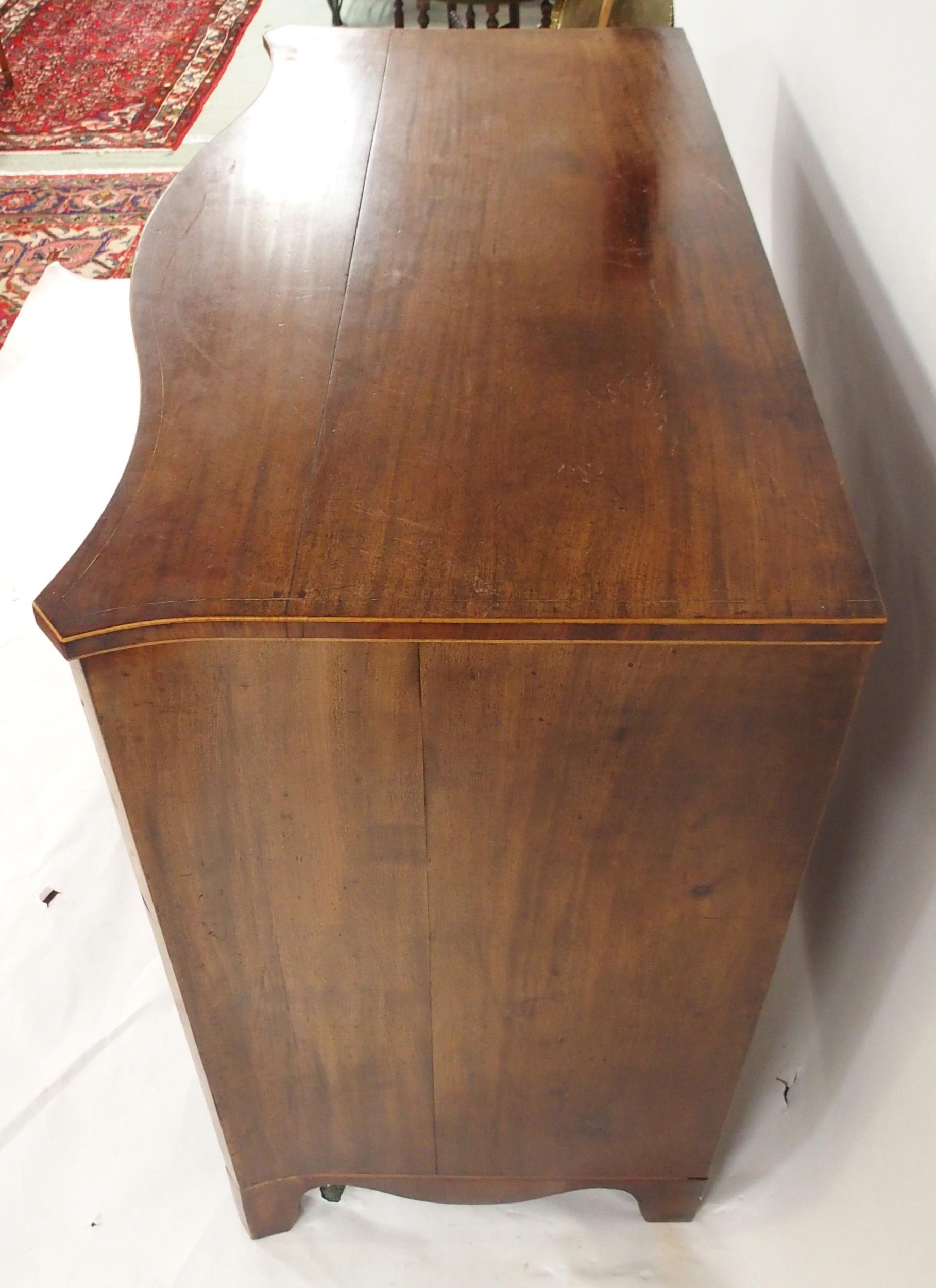 A GEORGIAN MAHOGANY SERPENTINE FRONT CHEST OF FOUR DRAWERS with satinwood inlays to sides and - Image 7 of 12